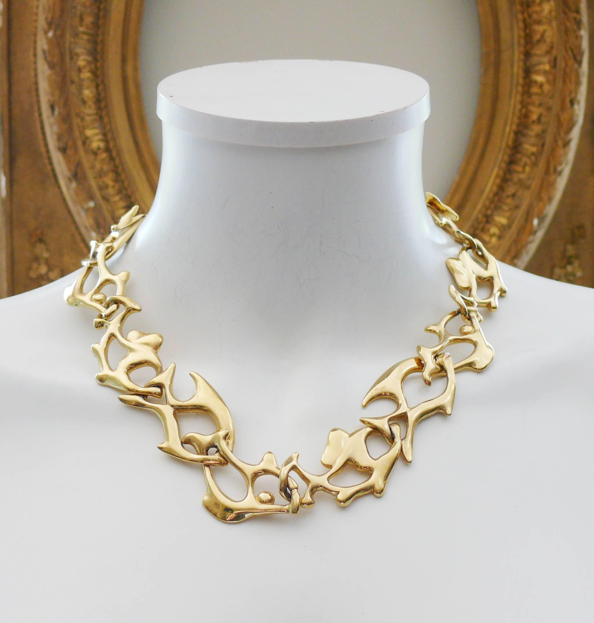 YVES SAINT LAURENT vintage gold toned necklace featuring fish links.

Embossed YSL Made in France.
Numbered E0.

Indicative measurements : adjustable length from approx. 46 cm (18.11 inches) to approx. 50 cm (19.69 inches) / width approx. 2.7 cm