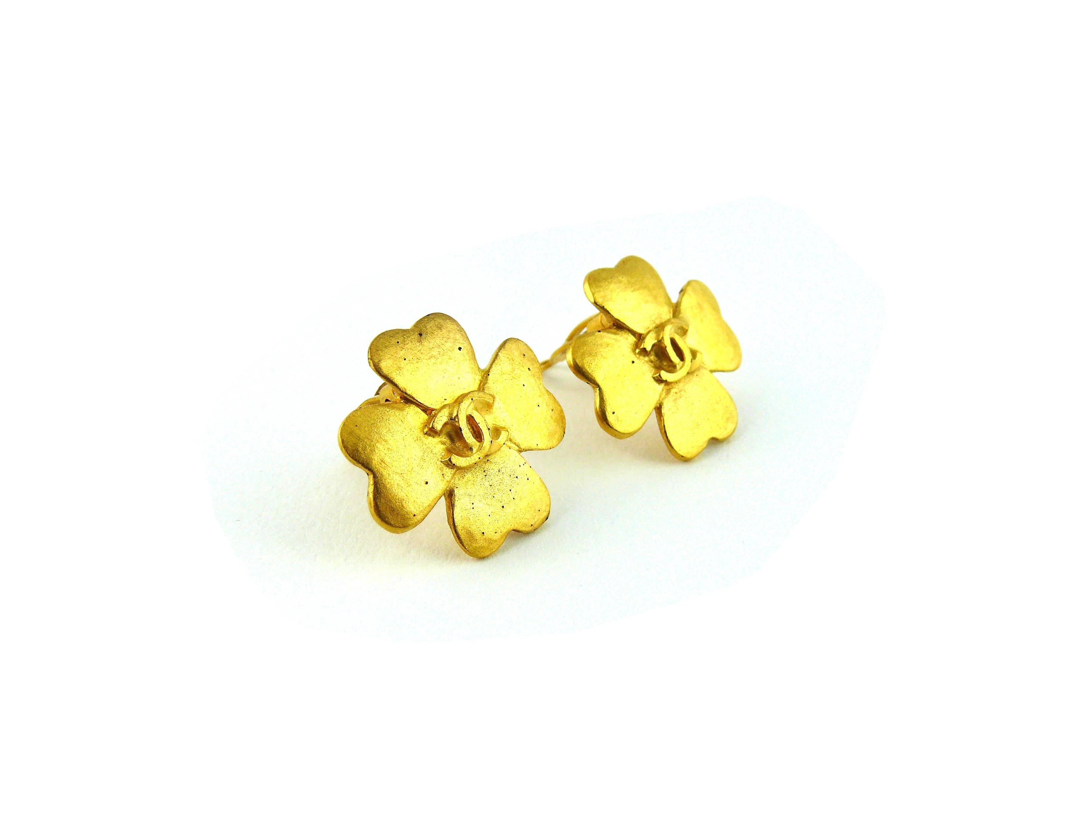 CHANEL vintage gold tone CC clover clip-on earrings.

Spring/Summer 1995 Spring.

Marked CHANEL 95 P Made in France.

JEWELRY CONDITION CHART
- New or never worn : item is in pristine condition with no noticeable imperfections
- Excellent :