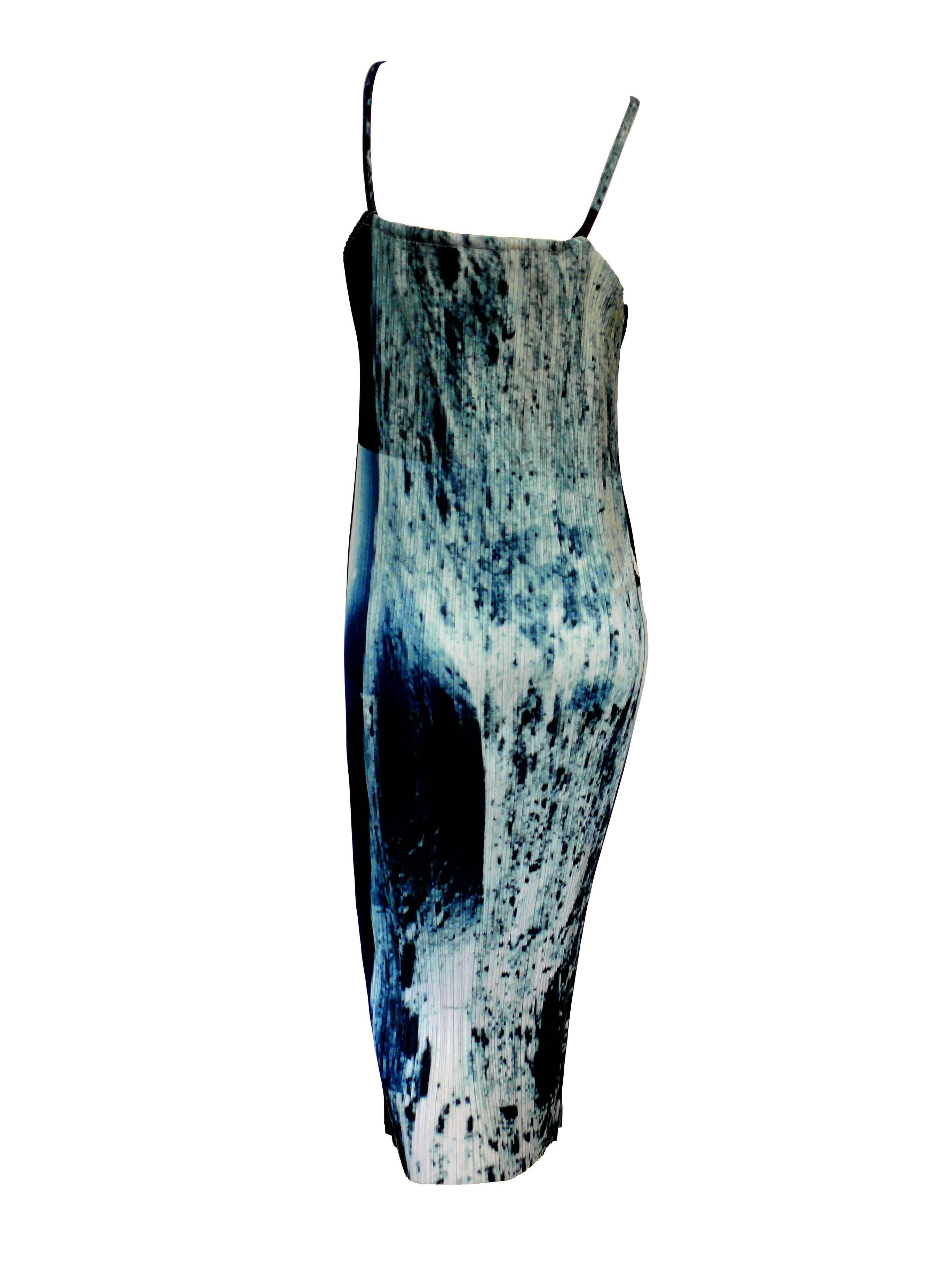 ISSEY MIYAKE Pleats Please stunning Apollo moon landing long dress.

Color : blue / green / white / red / black.

Label reads Pleats Please.

No size label.
Suspected size : 2 (photographied on a mannequin XS size).

No composition