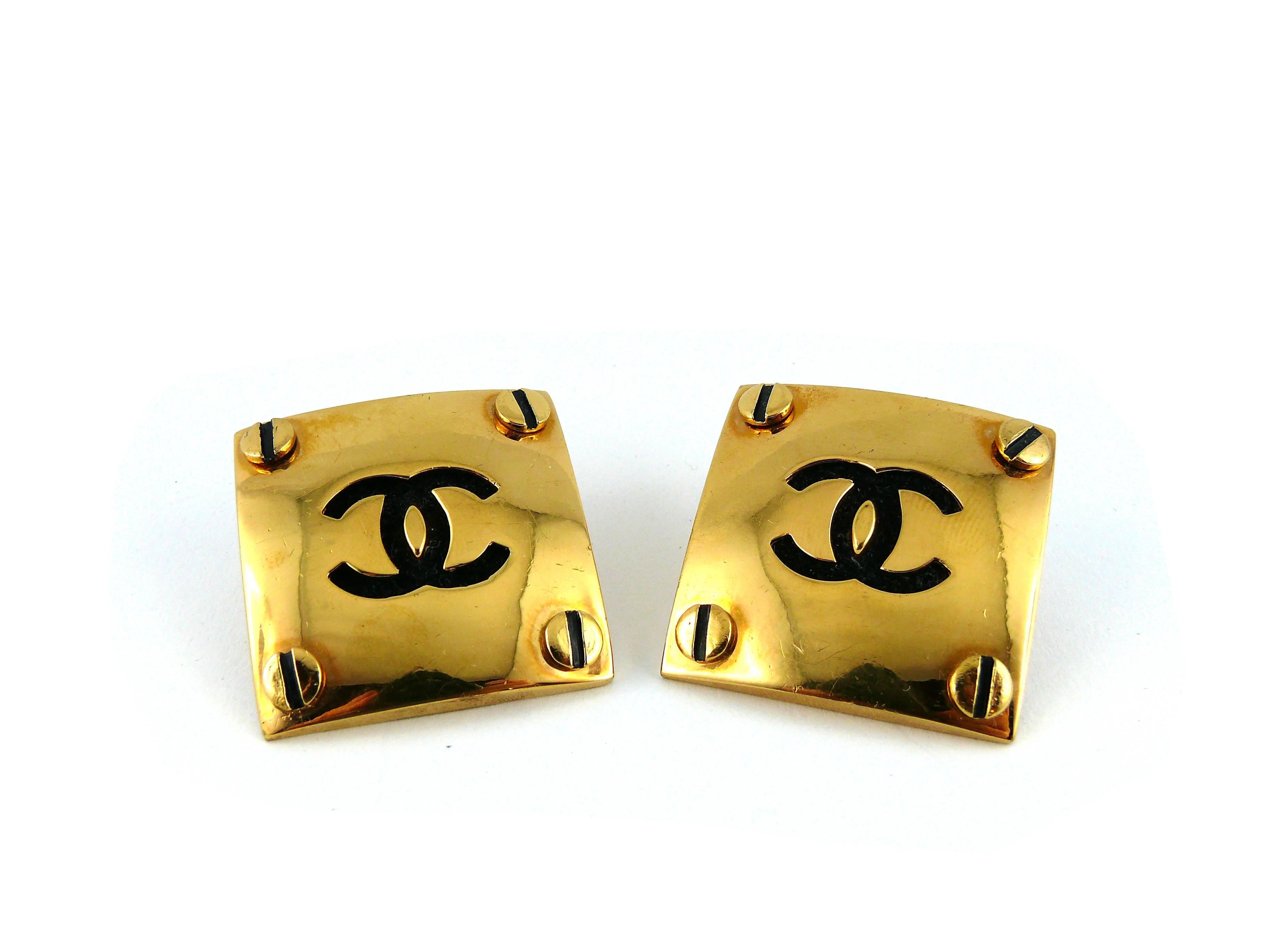 CHANEL vintage rare massive gold toned screw stud earrings featuring a black felt CC logo.

Collection year : 1994

Embossed CHANEL 2 9 Made in France.

Indicative measurements : width approx. 3.8 cm (1.50 inches) / length approx. 3.8 cm (1.50