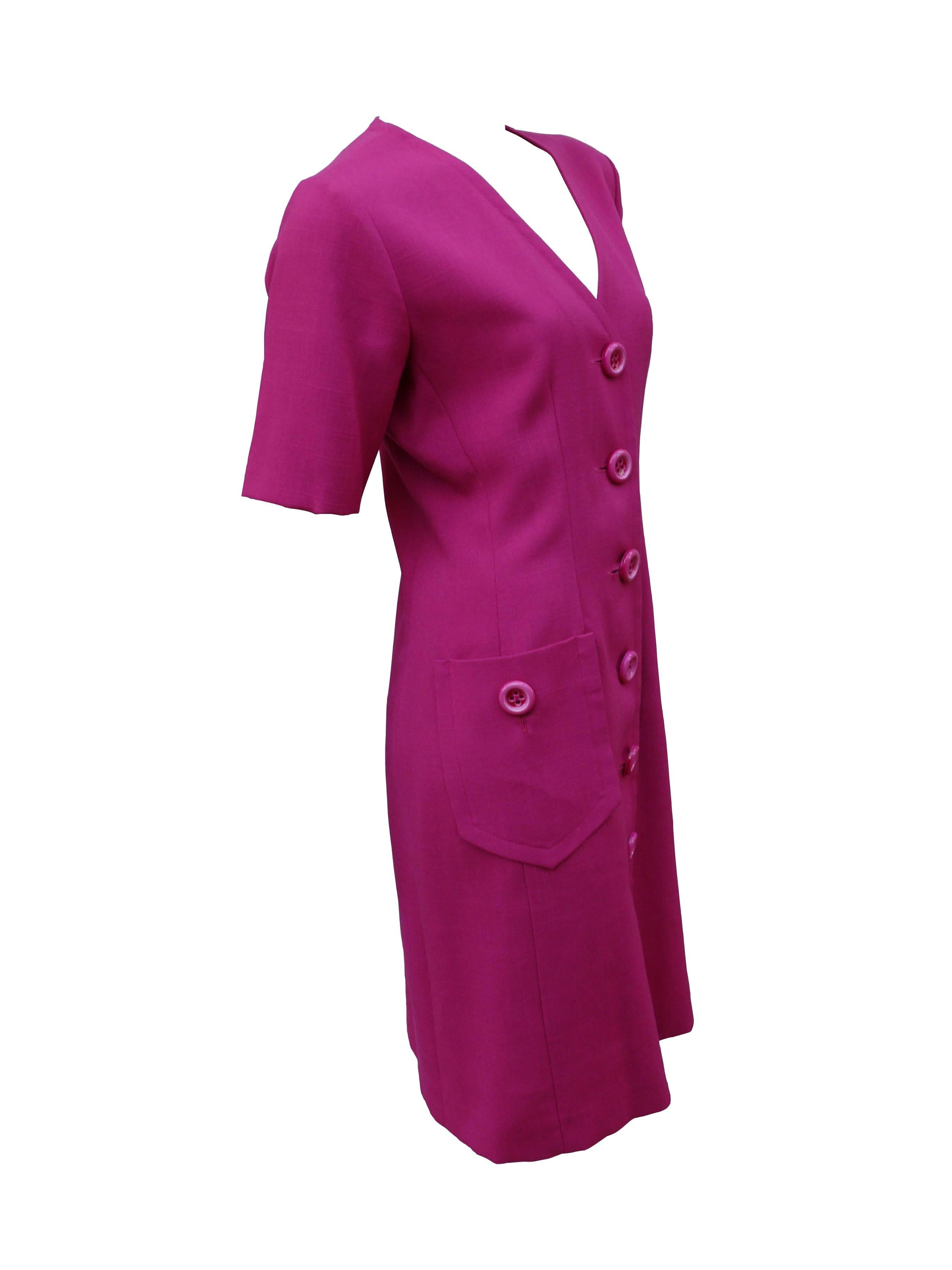 YVES SAINT LAURENT vintage gorgeous unworn fuchsia tunic dress.

Short sleeves.
Large buttons.
2 front pockets.
Unlined.

Label reads Yves Saint Laurent Variation Made in France.

Size tag reads : F 40 / US 8.

Composition tag reads : 50 % Rayon /