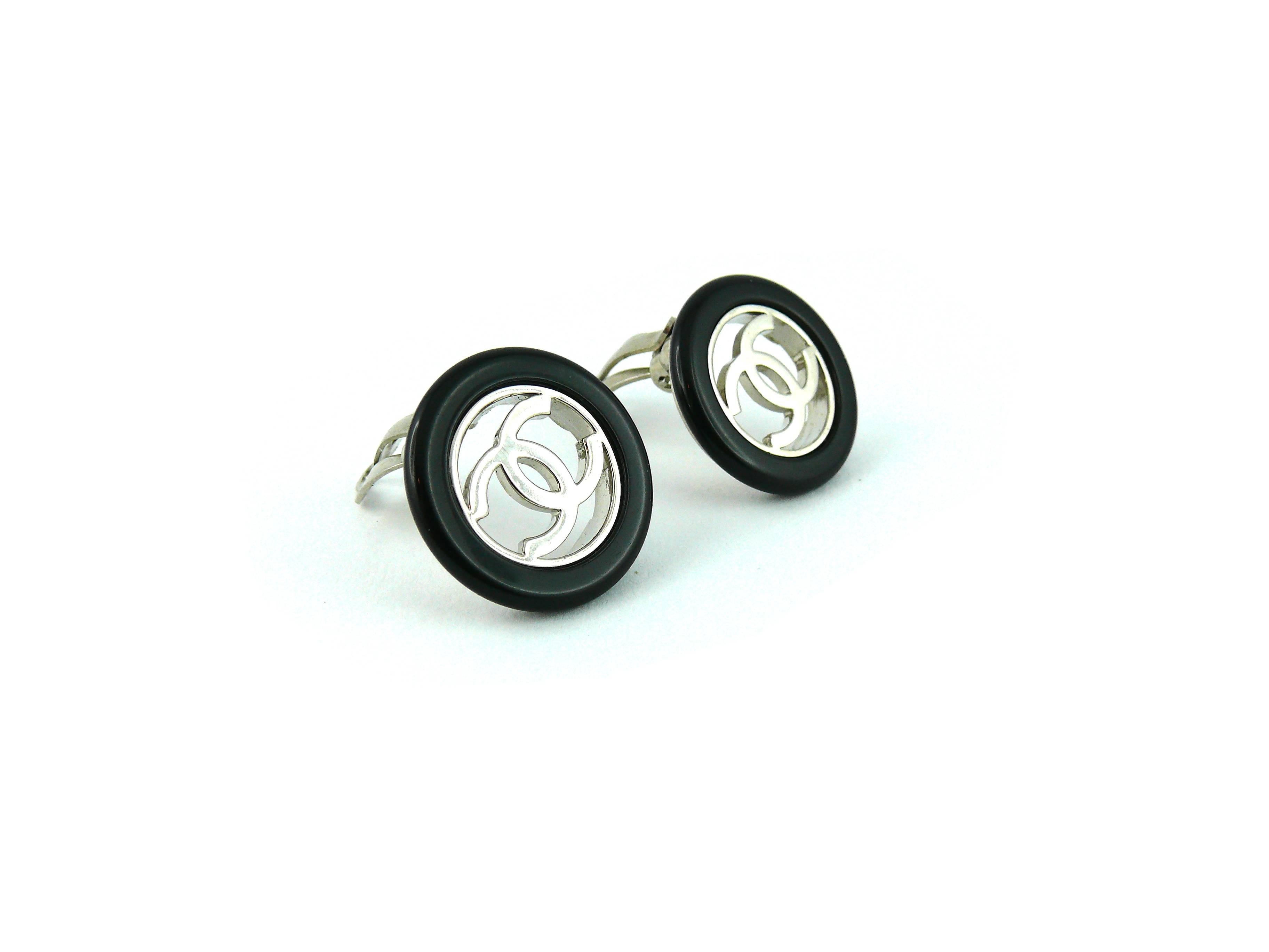 CHANEL vintage clip-on earrings featuring an openwork silver tone CC logo surrounded by a black resin ring.

Fall 1997 Collection.

Marked Chanel 97 A Made in France.

JEWELRY CONDITION CHART
- New or never worn : item is in pristine