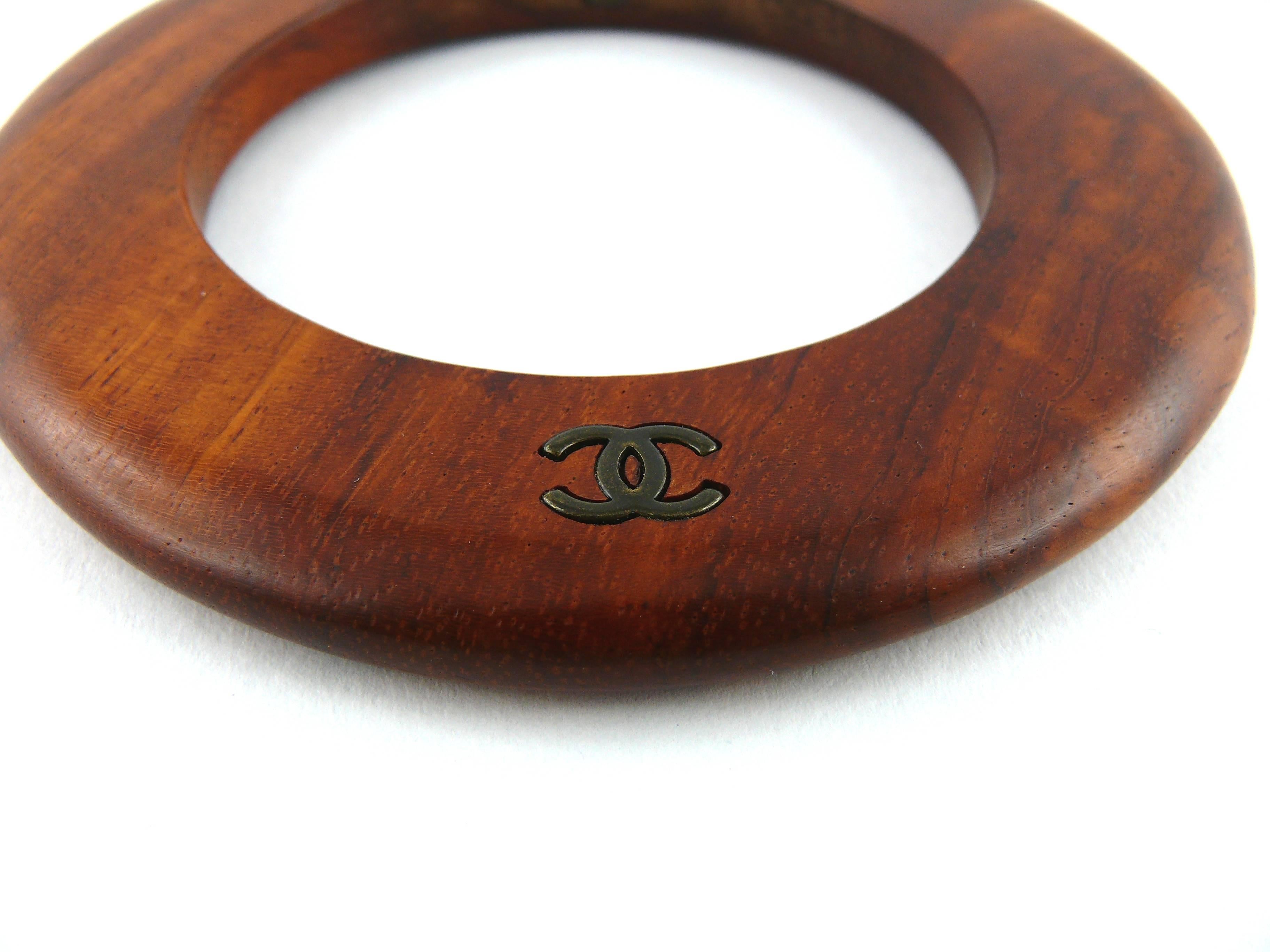 Chanel Vintage Exotic Wood Bangle Bracelet with CC Logo Fall 1996 In Excellent Condition In Nice, FR