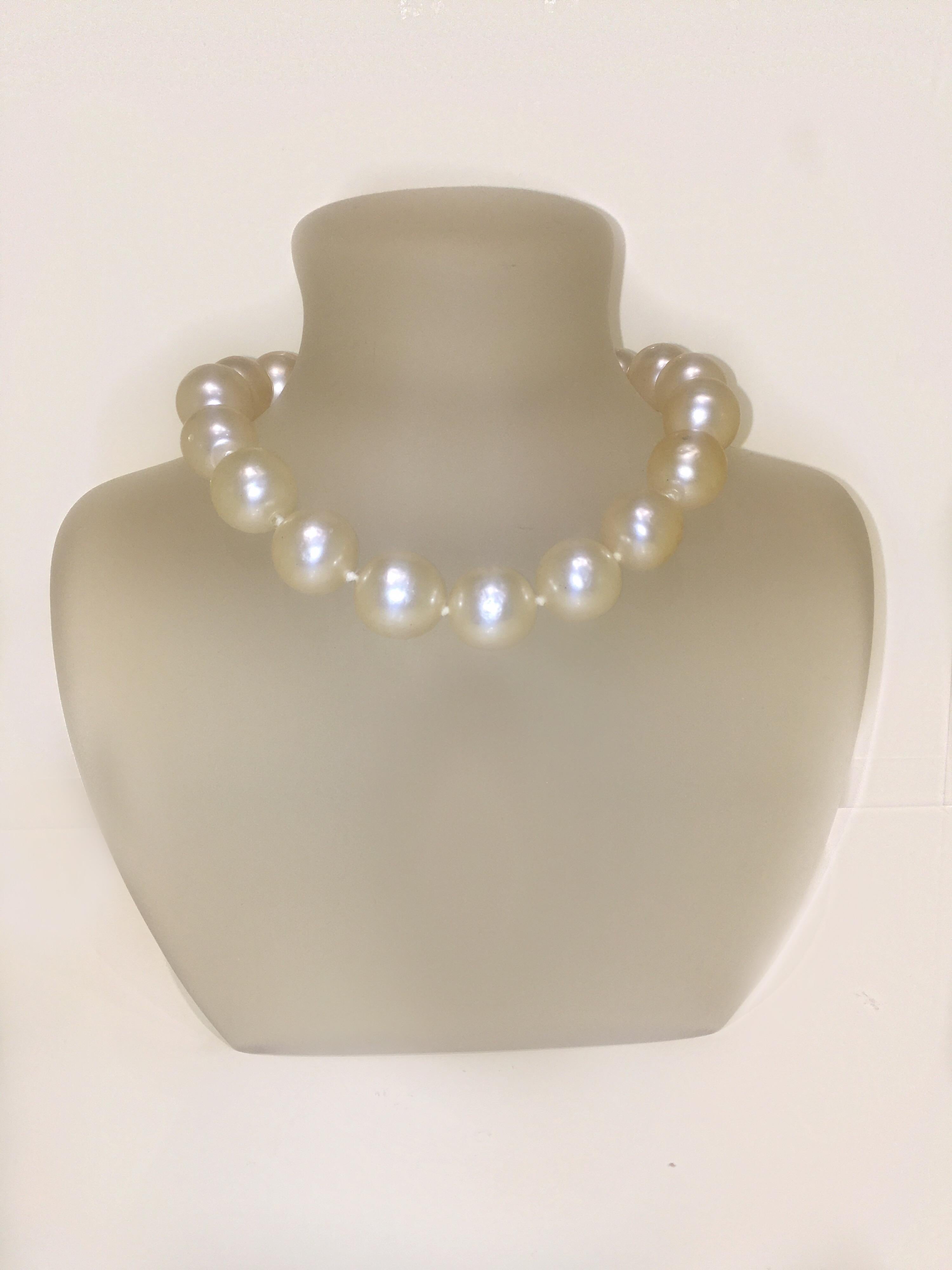 Vintage Chanel Chunky Pearl Necklace In Excellent Condition For Sale In Palm Beach, FL