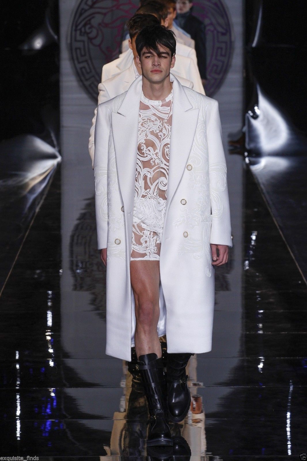 VERSACE MEN'S COAT

100% CASHMERE

Embroidery
Medusa print lining

Greek Key detailed  gold tone buttons, notched collar and hand-warming pockets. 

Very comfortable and extremely luxurious! 

Italian size 54 -US 44

Total length including collar is