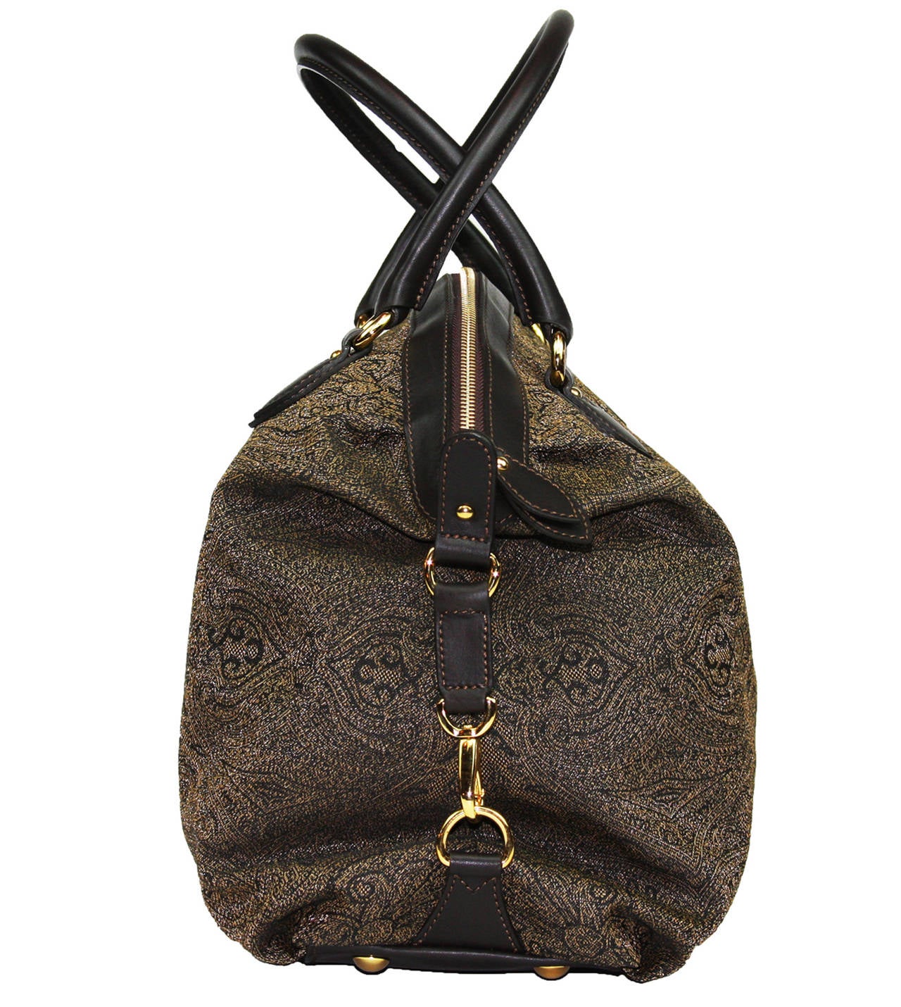 NEW ETRO PAISLEY PRINT BAG
COLORS – BLACK & BROWN/GREEN
OUTSIDE COMPOSITION: 55% POLYAMIDE, 45% POLYESTER – DOUBLED 100% COTTON
LINING COMPOSITION: 100% POLYESTER

ZIPPER CLOSURE
GOLD METAL HARDWARE
METAL FEET ON BASE OF BAG
ONE INTERNAL ZIP