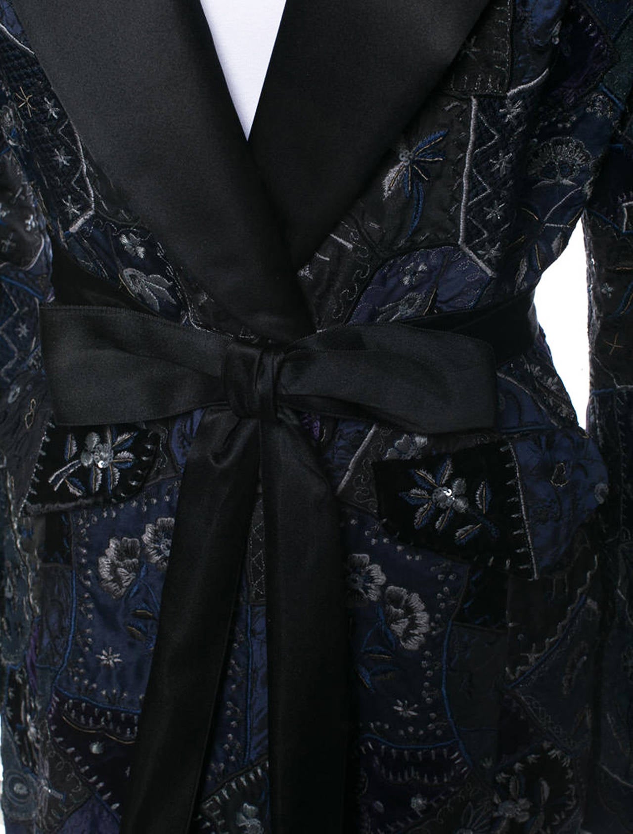 New OSCAR DE LA RENTA SILK PATCHWORK LONG COAT WITH BELT
DESIGNER SIZE 12
COLORS: MIDNIGHT BLUE, BLACK, GRAY

METALLIC THREAD EMBROIDERY
SEQUIN EMBELLISHED
SHAWL SATIN COLLAR
TWO FRONT FLAP POCKETS
SATIN BOW WAIST BELT 
FRONT BUTTON