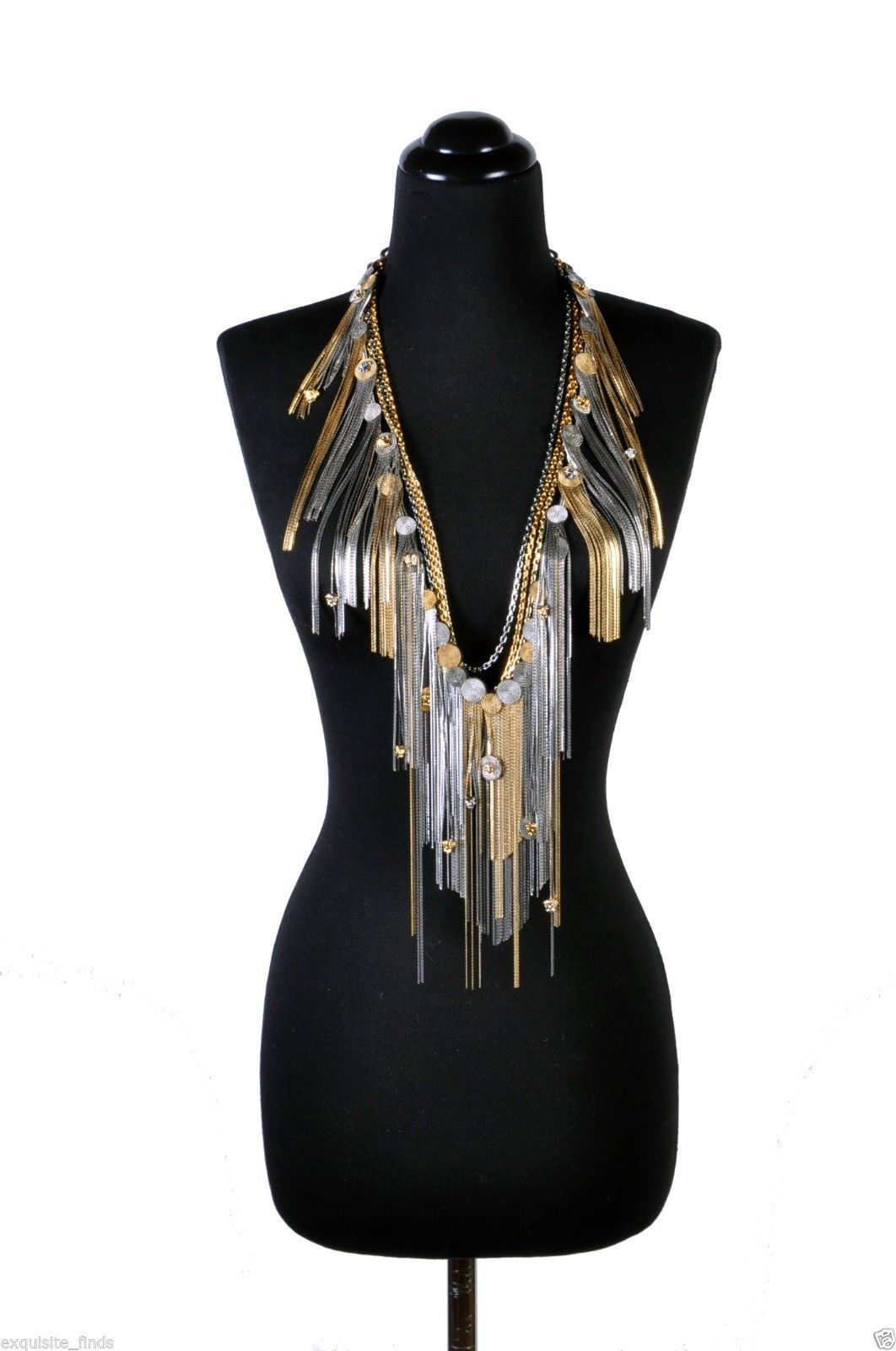 VERSACE

Metallic necklace featuring gold-tone and silver-tone long fringes with circular details on a gold-tone chain with a clip fastening and a small logo coin.

Closes with adjustable chain. 

Composition: 100 % metal

Made in
