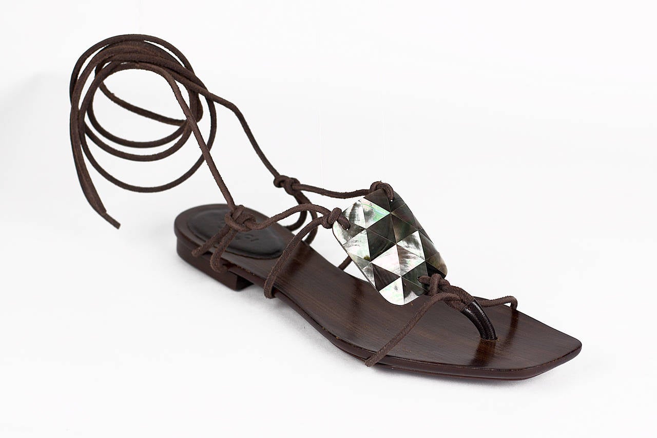 Tom Ford Gucci Brown Leather Strappy Mother-Of-Pearl Sandals In New Condition In Montgomery, TX
