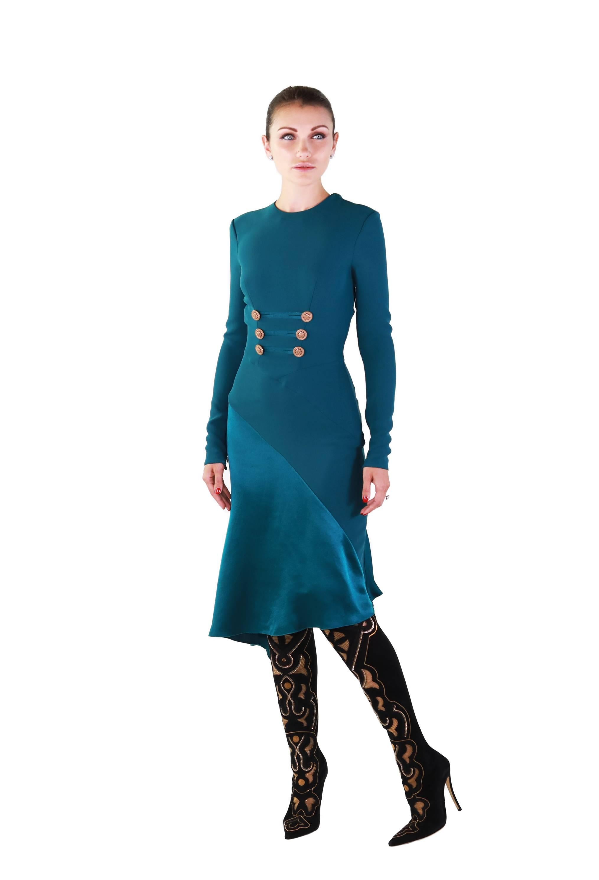 New 
Versace 

Petrol Blue Silk Military Inspired Dress

Crystal embellished buttons

Content: 100% silk,
outer fabric: 100% viscose,
lining: 100% silk



IT Size 38 - US 2

armpit to armpit 16