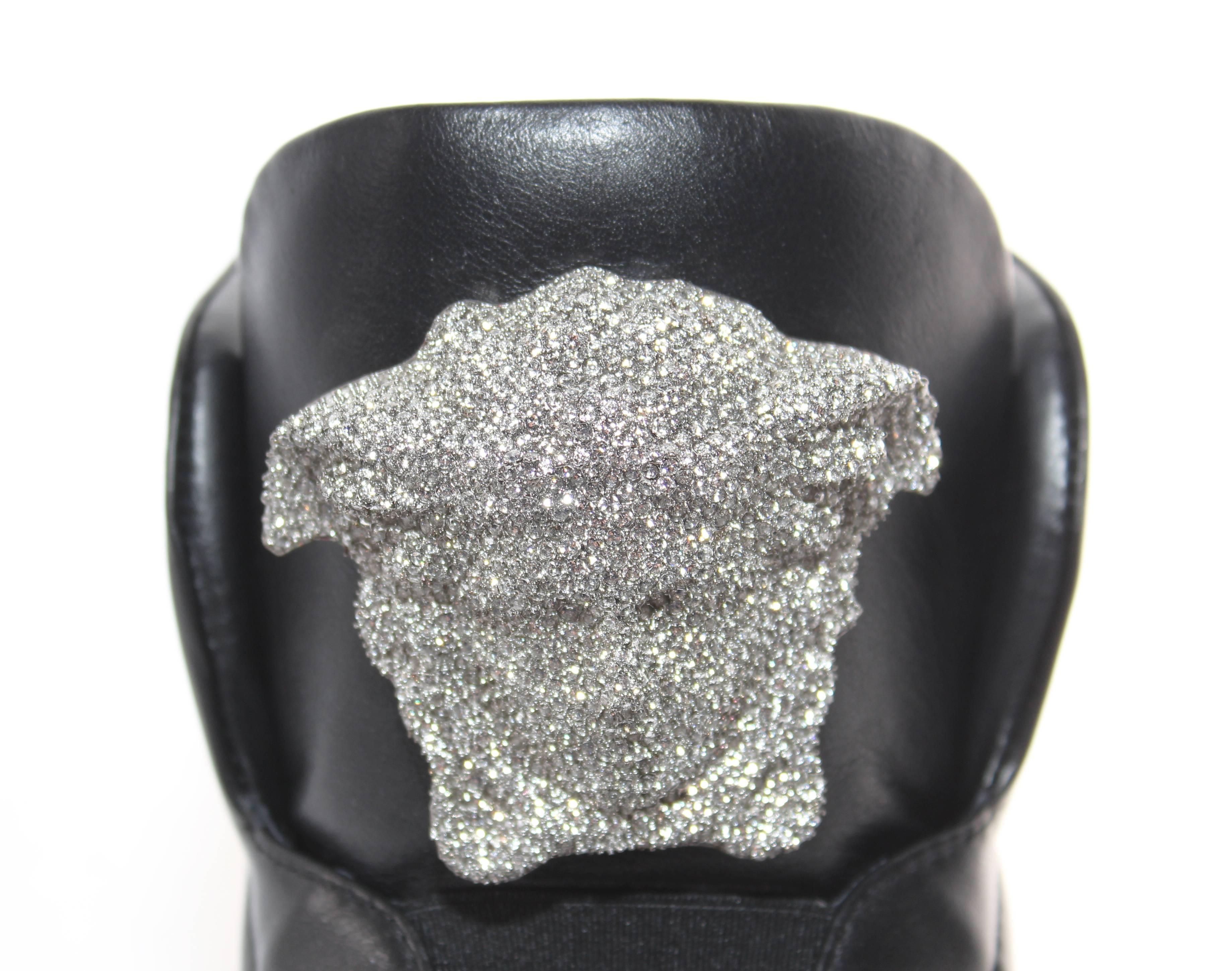 Neu Versace SoHo Exklusive kristallverzierte schwarze Leder-Turnschuhe Größe 41 im Zustand „Neu“ im Angebot in Montgomery, TX