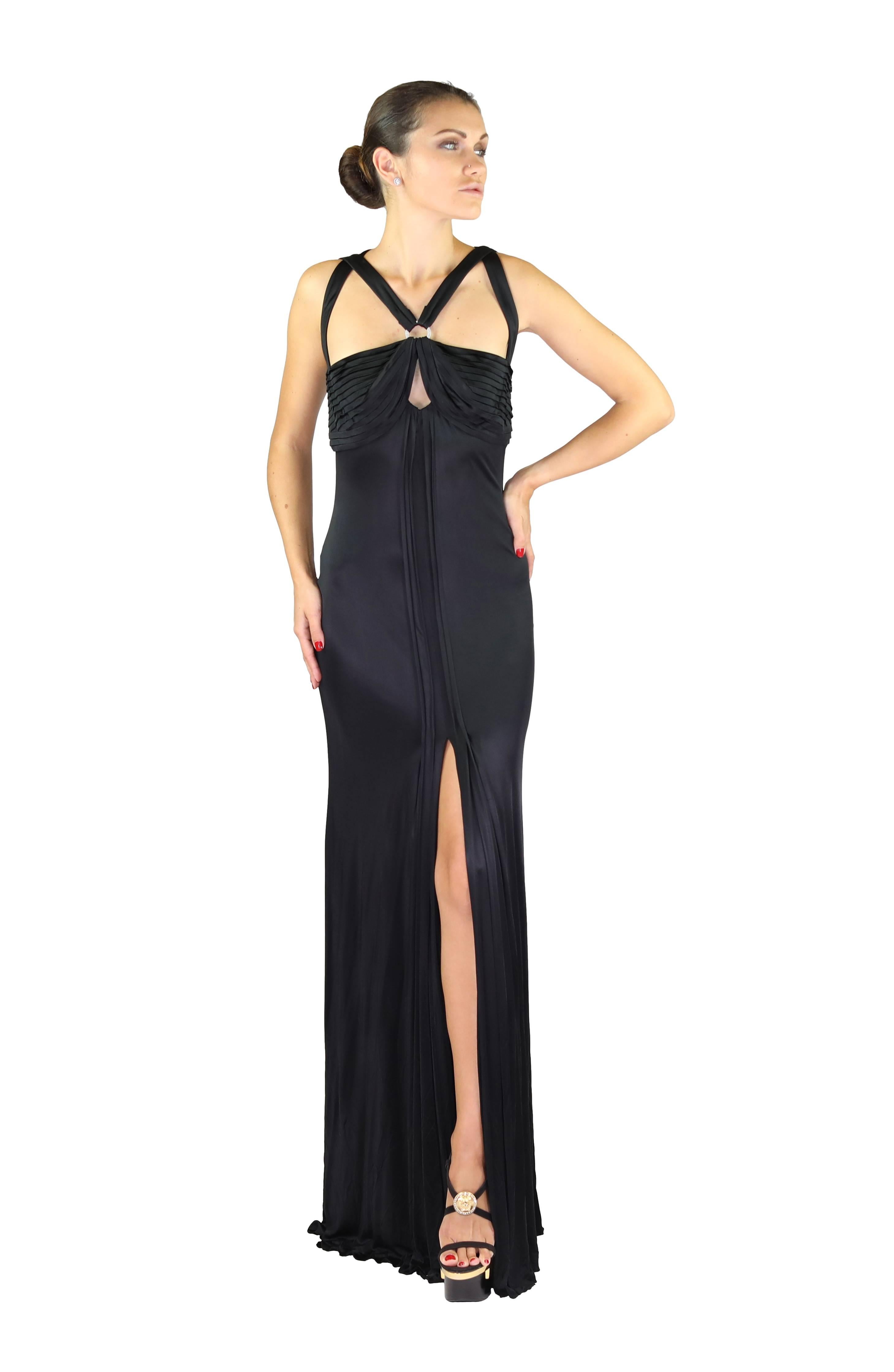  VERSACE BLACK STRETCH-JERSEY OPEN BACK GOWN

Cut from smooth satin-jersey in 'Jet Black', this gown has slim silhouette and finished with silver hardware. 
Deep front slit
Straps
Low scooped back
Silver Rings spell VERSACE

Brand New. Tags