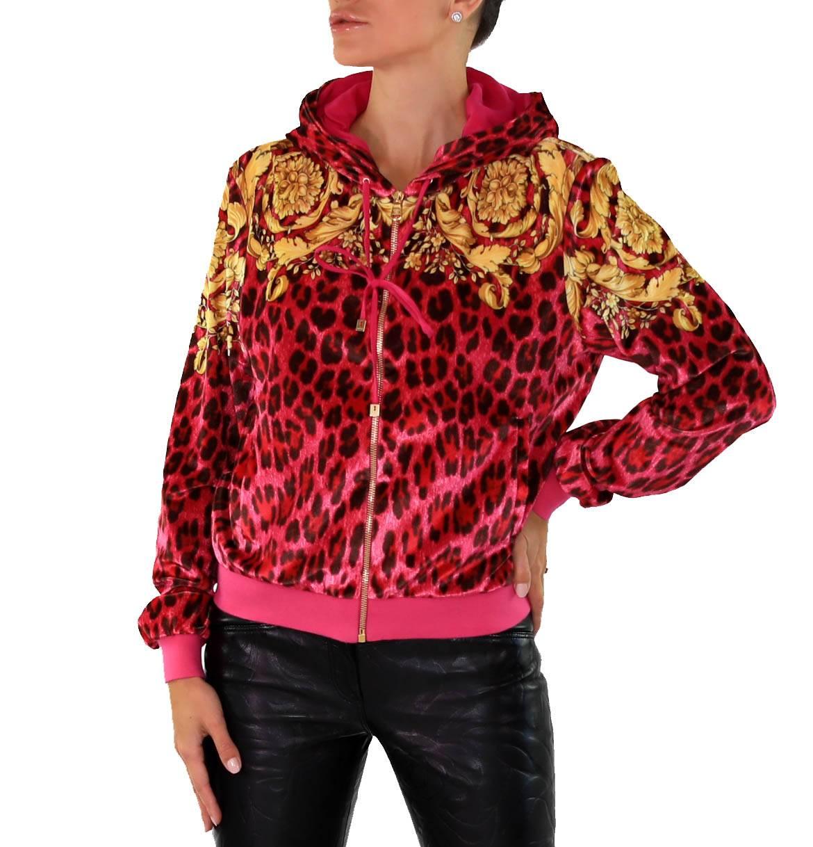  BRAND NEW 

Versace Barocco Animalier Velvet Jacket

Hood
Front zip closure
Long sleeves with banded cuffs
2 front slit pockets
 Allover print with solid contrast trim
Lined
Banded hem

Fiber Content
Shell: 92% polyester, 8% elastane
Lining: 100%