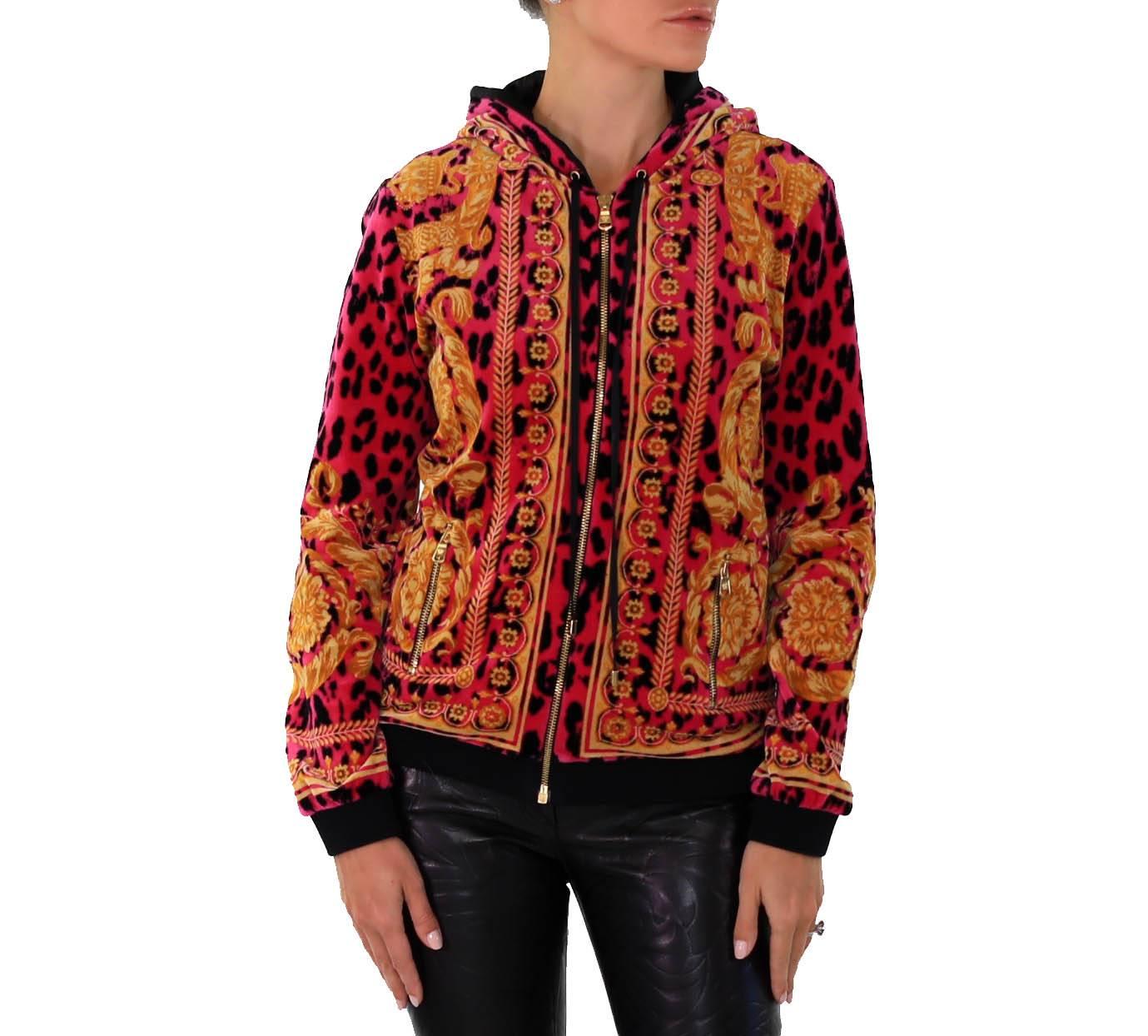  BRAND NEW 

Versace Barocco Animalier Velvet Jacket

Hood
Front zip closure
Long sleeves with banded cuffs
2 front zippered pockets
 Allover print with solid contrast trim
Unlined
Banded hem


Fiber Content:
93% cotton, 7% nylon
IT Size 40 - US