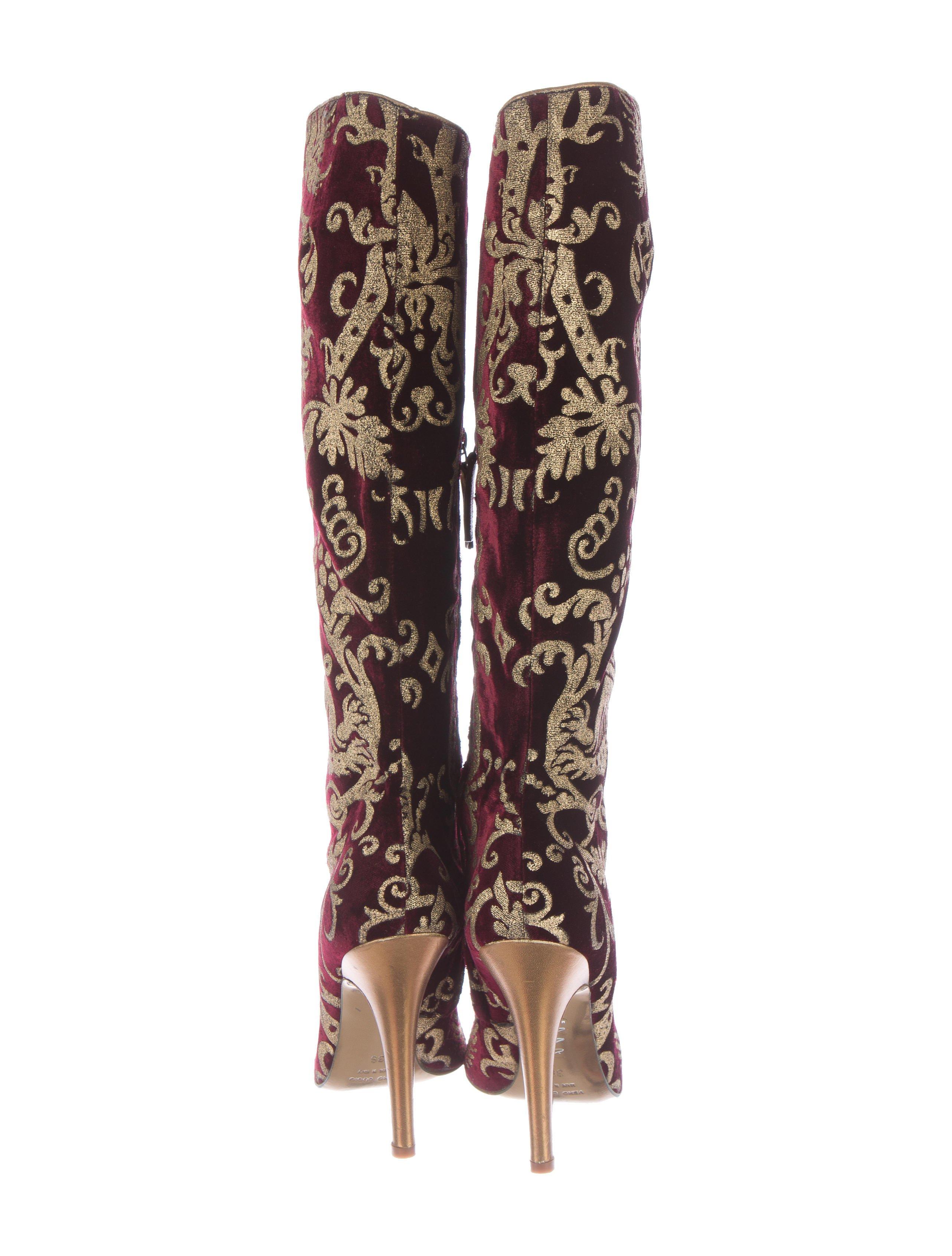 ROBERTO CAVALLI BOOTS

Burgundy and gold-tone metallic brocade Roberto Cavalli round-toe knee-high boots with tonal stitching throughout, gold-tone metallic leather covered heels and zip closure at sides.

Calf Circumference: 13