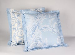 Ensemble de deux piédestaux en imprimé BAROCCO bleu et blanc VERSACE