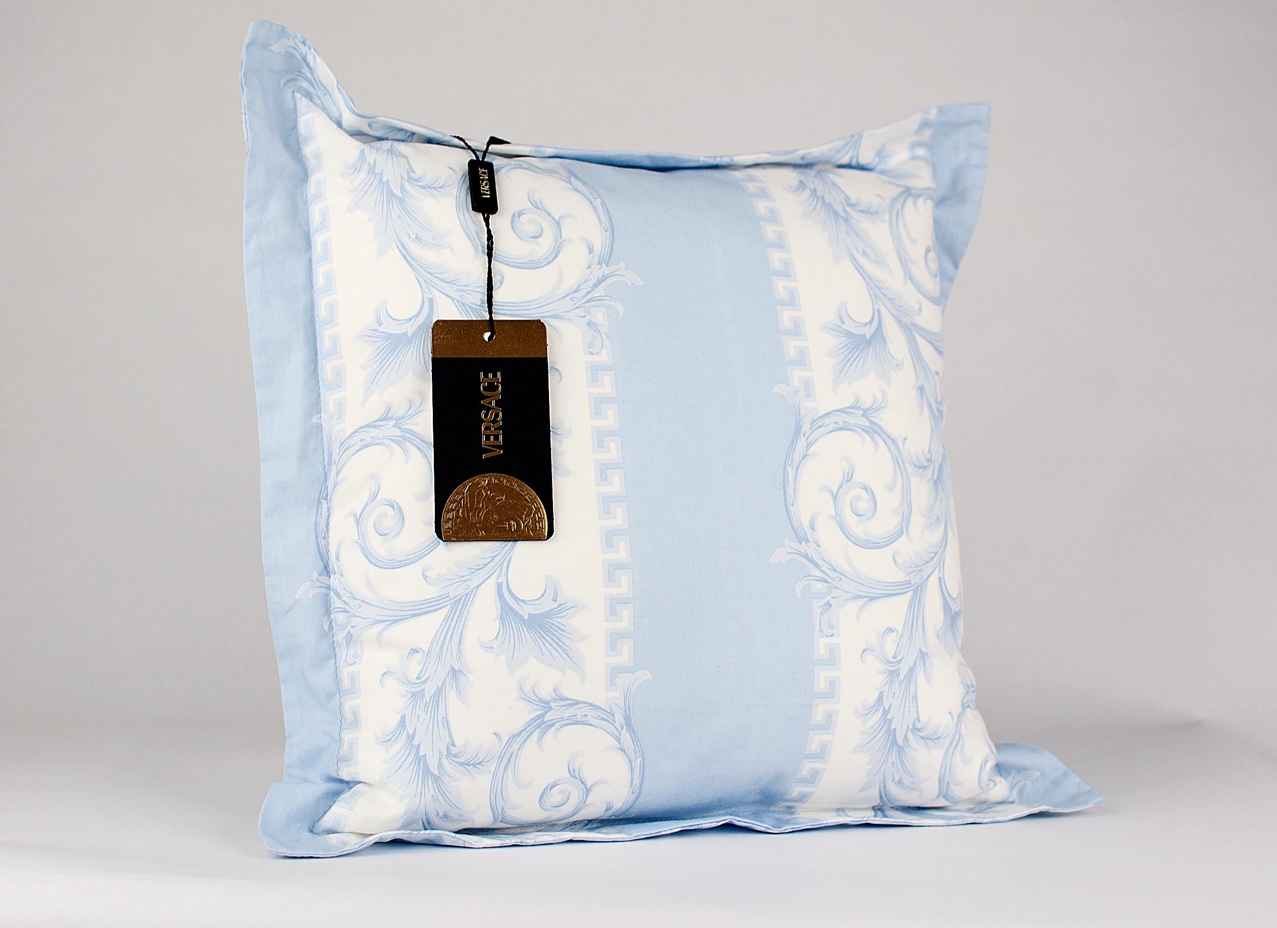 SET of TWO VERSACE BLUE WHITE BAROCCO PRINT PILLOWS In New Condition For Sale In Montgomery, TX