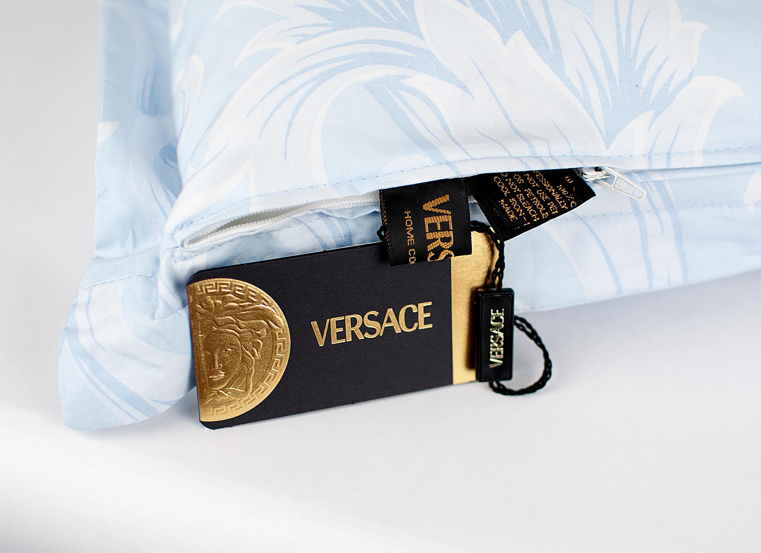 Set von zwei VERSACE-Blau-WEISSEN BAROCCO-PRINT-PILOWS im Angebot 3