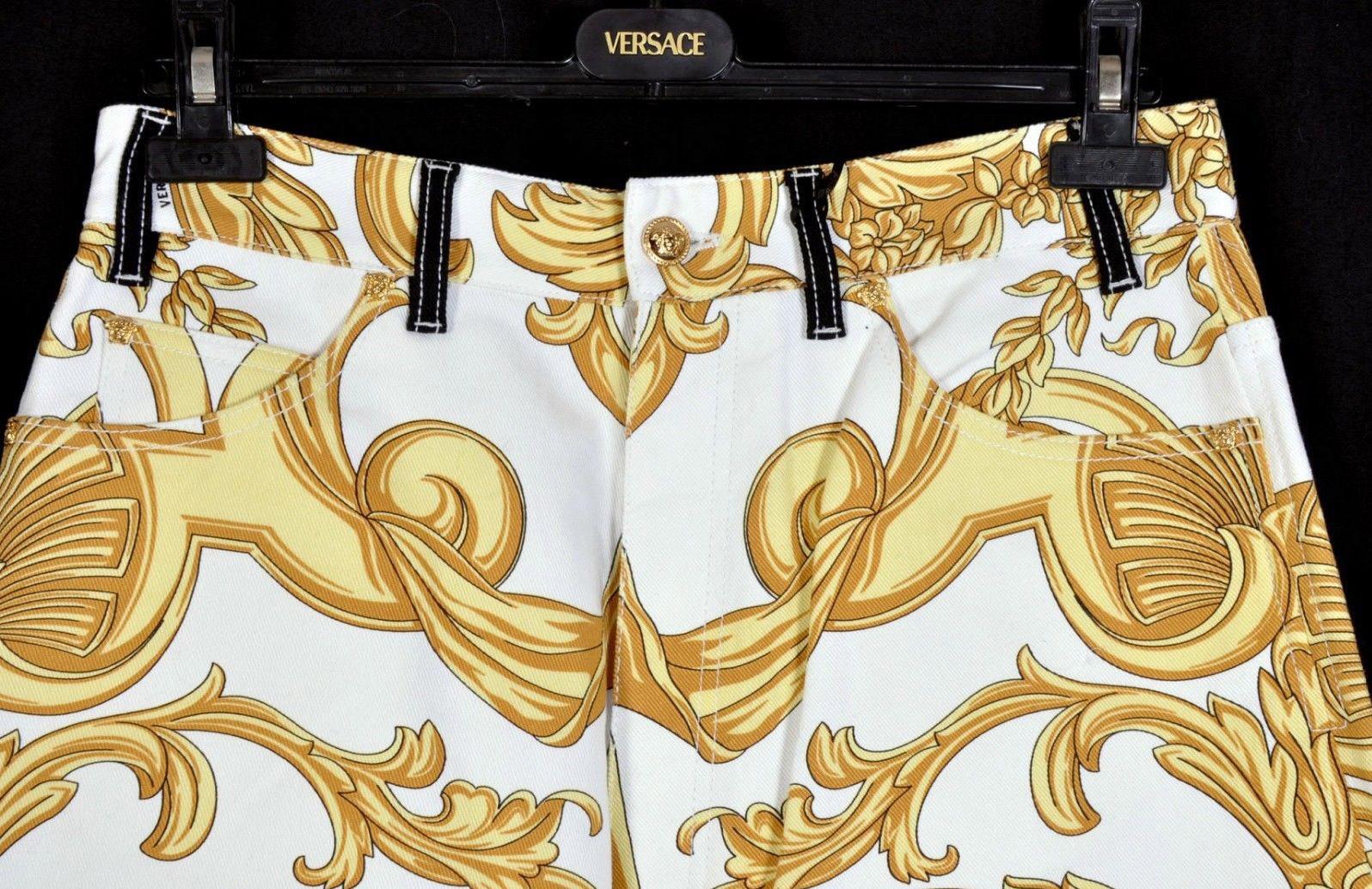 VERSACE  
BAROCCO PRINTED JEANS


97% Cotton, 3% Elastane

Finished with gold Medusa rivets.
Size 32

Waist 32