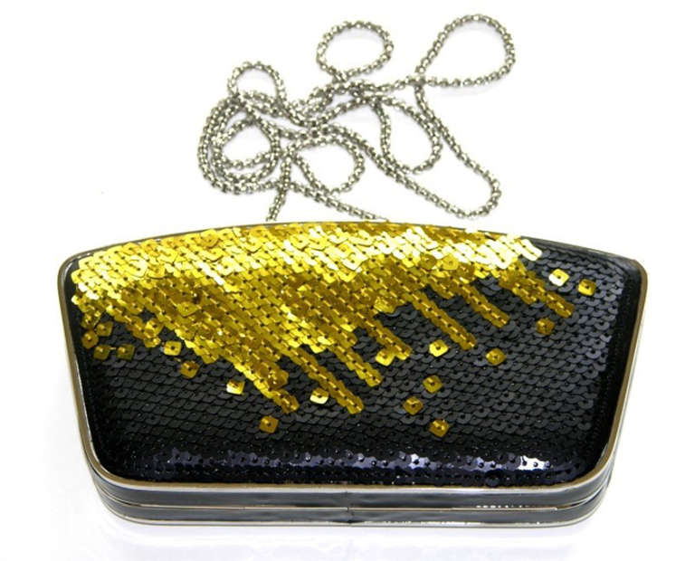 New GIUSEPPE ZANOTTI EMBELLISHED CLUTCH

  DIMENSIONS: DEPT - 1.4 INCHES, HEIGHT - 3.5 INCHES, LENGTH OF STRAP - 42.9 INCHES, WIDTH - 7.4 INCHES

DETAILS: SEQUINS, LINED SIGNATURE INTERIOR, INTERNAL POCKET.

 
MADE IN ITALY

 New