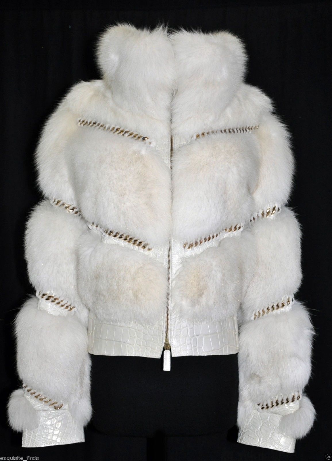 GUCCI

Veste en fourrure de renard et crocodile

Couleur : Perle avec finition en poussière d'or

Agrémenté de chaînes en métal doré

IT Taille 44, US 8

Fabriqué en Italie

Neufs.

RARE !

Pas d'expédition internationale pour cet
