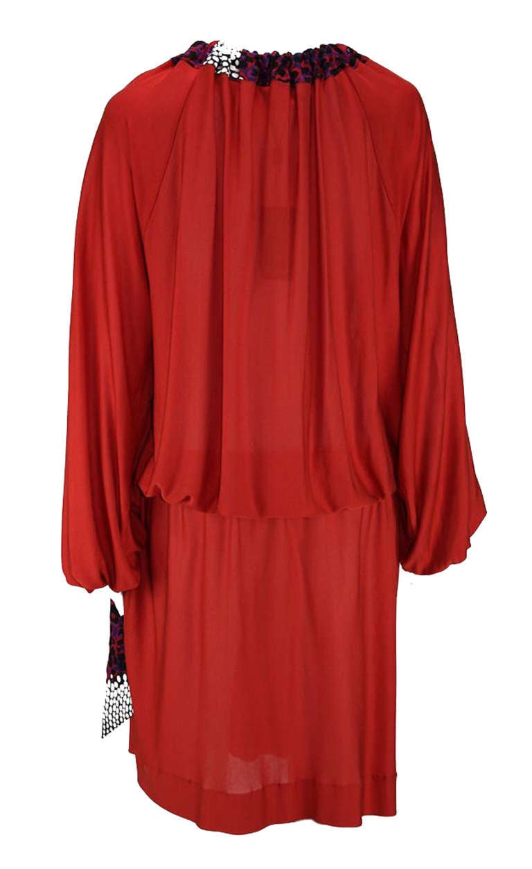 New YVES SAINT LAURENT PRINTED-TRIM JERSEY BELTED RED DRESS In New Condition In Montgomery, TX