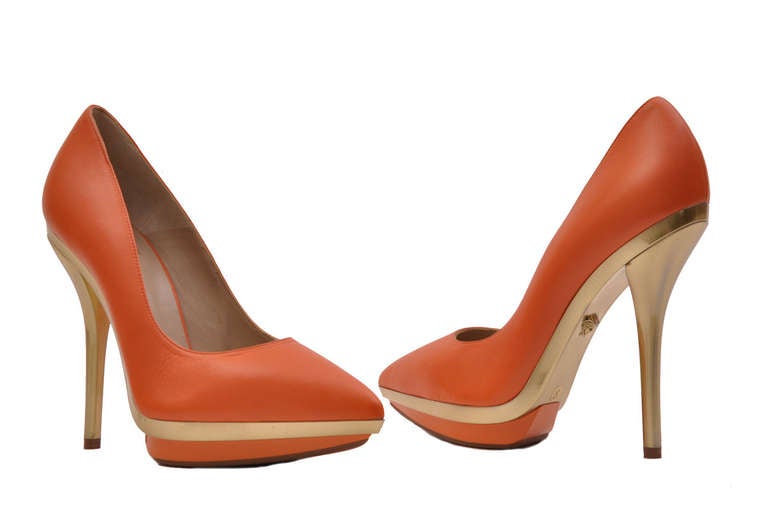 VERSACE PLATFORM PUMPS

Heel measures approximately 5 inches with 1 inch platform. 

Orange calfskin pumps from Versace featuring a pointed toe, a platform sole, 

a brand embossed insole, a stiletto heel and a gold-tone sole.

 
Sizes : 39 (insole