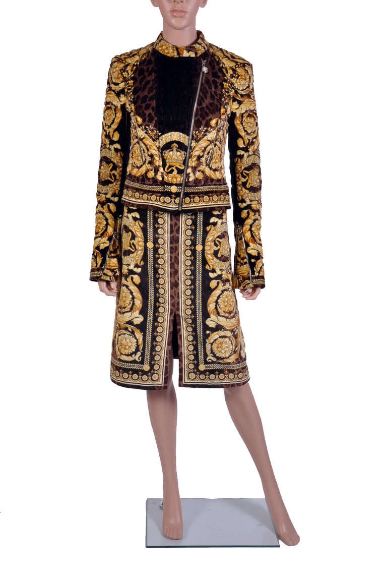 Brand New 

VERSACE

Baroque Printed Velvet Suit

asymmetric zip closure 
dual zip pockets 
long sleeves with zip cuffs  
fully lined 

IT Size 38 - US 4