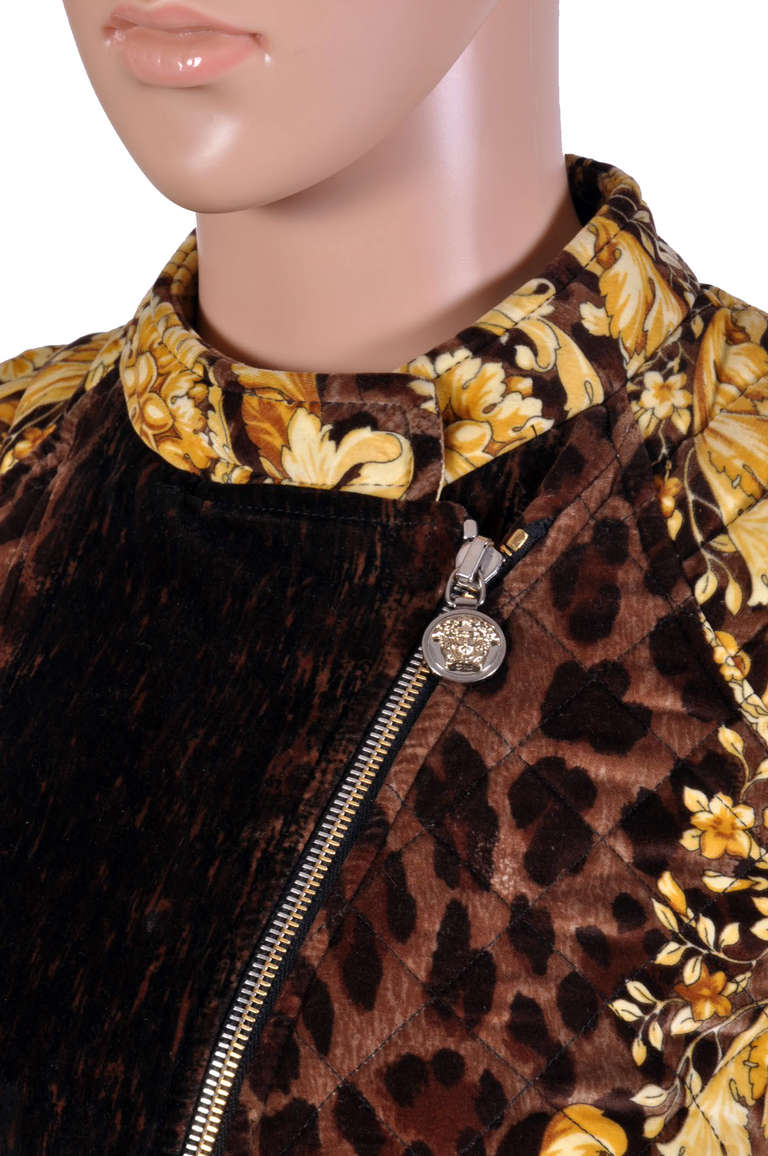 VERSACE ANIMAL BAROCCO PRINTED VELVET JACKET and SKIRT SUIT In New Condition In Montgomery, TX