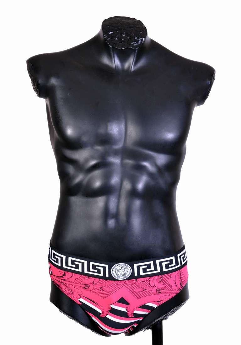 BRAND NEW 

VERSACE 

SWIMMING TRUNKS

VERSACE's Baroque-inspired print trunks bring a touch of modern art to the beach. 

72% nylon and 28% spandex
Size M
Elastic waist
Fully lined
Made in Italy

Tags attached