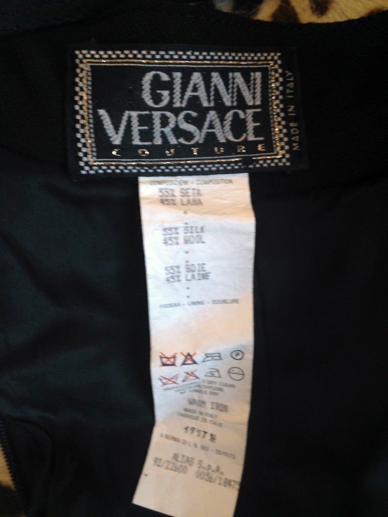 Iconic 1992 Gianni Versace Couture Bondage Dress

Size 42

Excellent