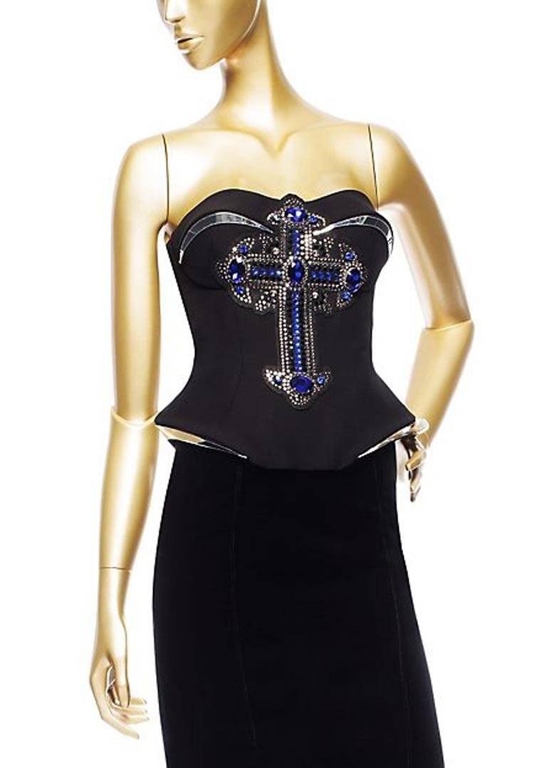 BRAND NEW 

VERSACE 

 This stunning, structured, strapless bustier features Swarovski crystal gothic cross applique.

Back hook and eye closures 

100% silk 

Fully lined in silk 

Made in Italy
Size: 38

Brand new, with tags