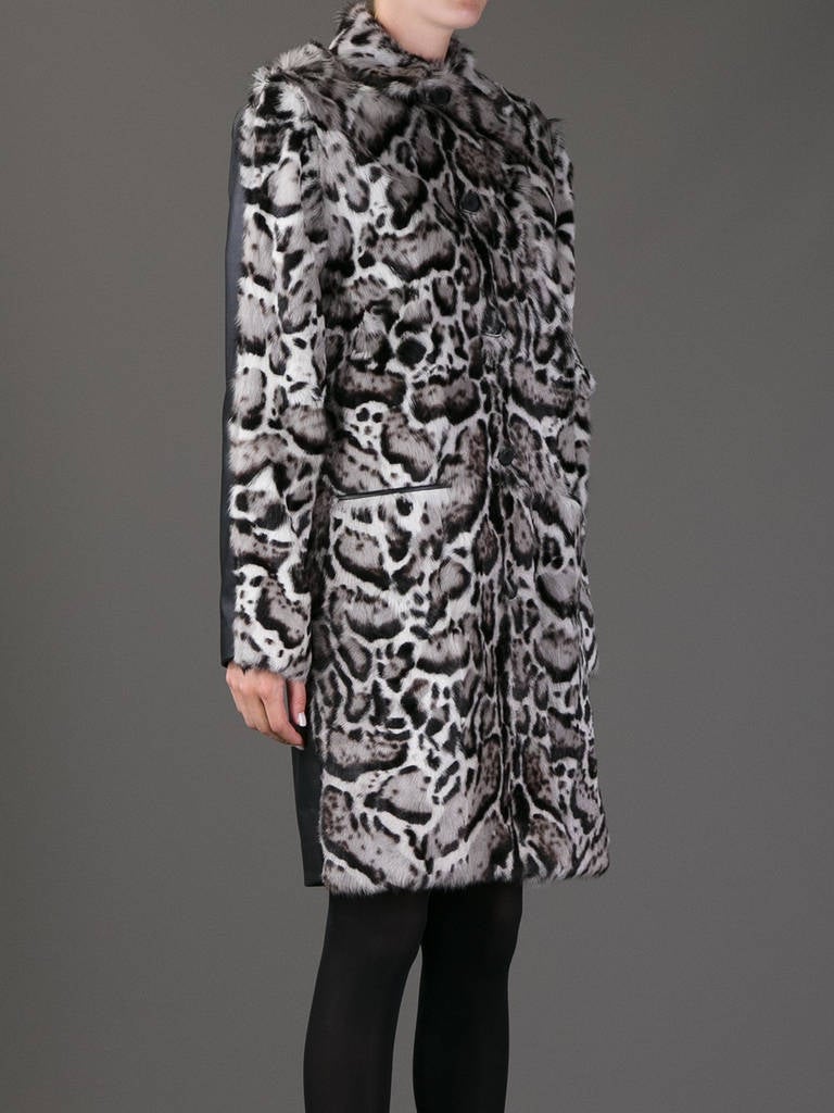 Christopher Kane

Black Jaguar Print Coat

Black and white goat fur coat from Christopher Kane 

featuring a classic collar, a concealed front fastening, long sleeves, 

two open pockets to the front sides, contrasting black leather panel to