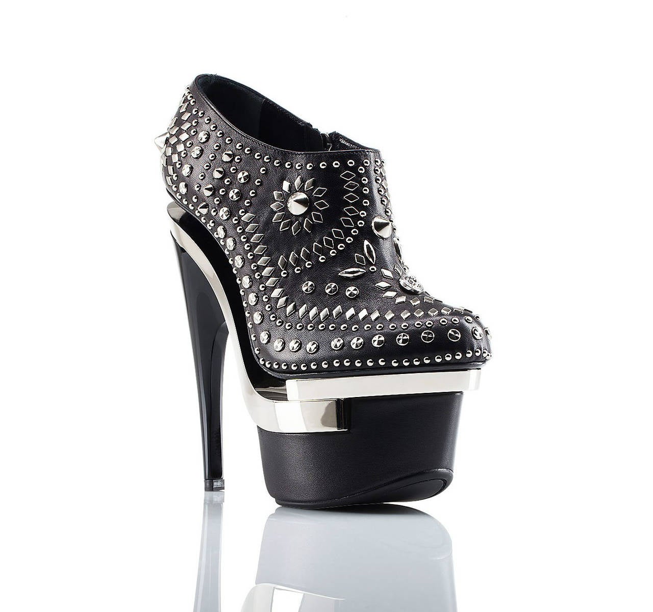 BRAND NEW

VERSACE BOOTS

Silver studded ankle booties with triple the drama. 

These Versace triple platform booties add sparkle and studs to your night out.

100% leather

Heel measures 6