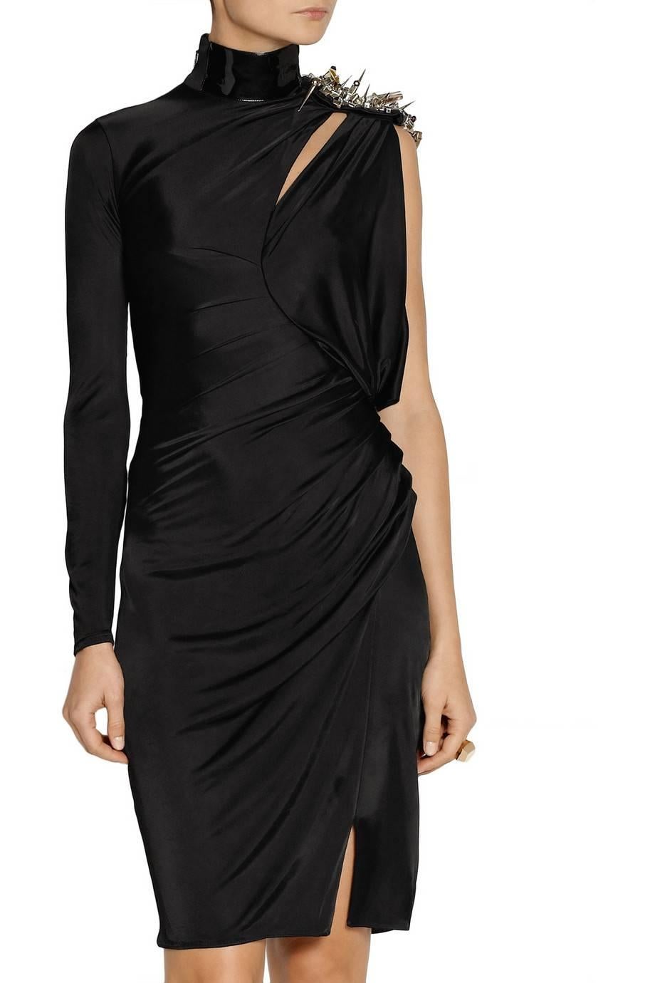  BRAND NEW VERSACE DRESS

This darkly glamorous piece is trimmed with metallic beads, crystals and a patent-leather collar. 

The wrap-effect waist gives it a flattering drape.

Black jersey

- Black patent-leather collar, bead and crystal