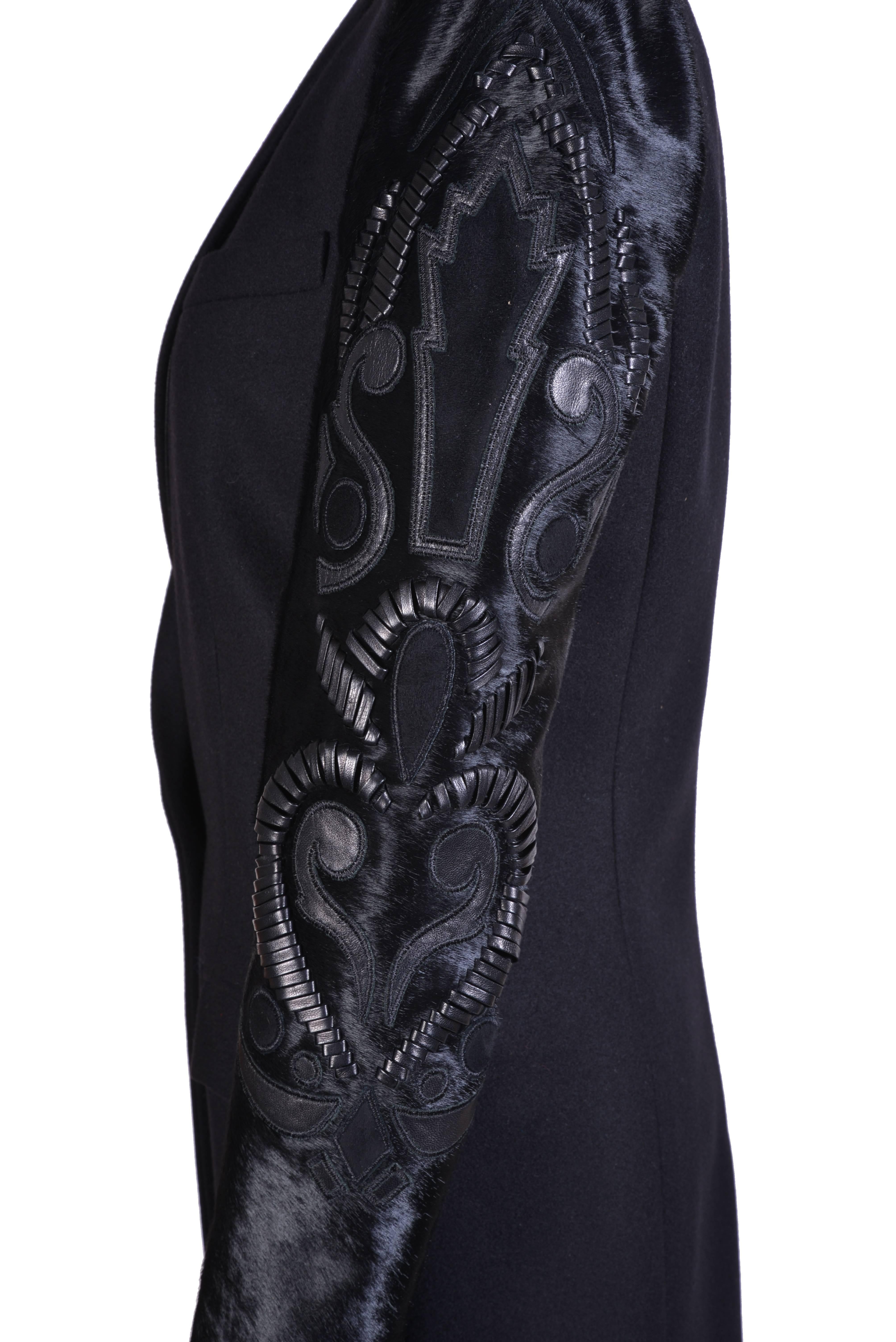 Versace Schwarzer Mantel mit verschönerten Ärmeln

90% Wolle, 10% Kaschmir

100% Leder

100% Seide

Größe 38

Brandneu

