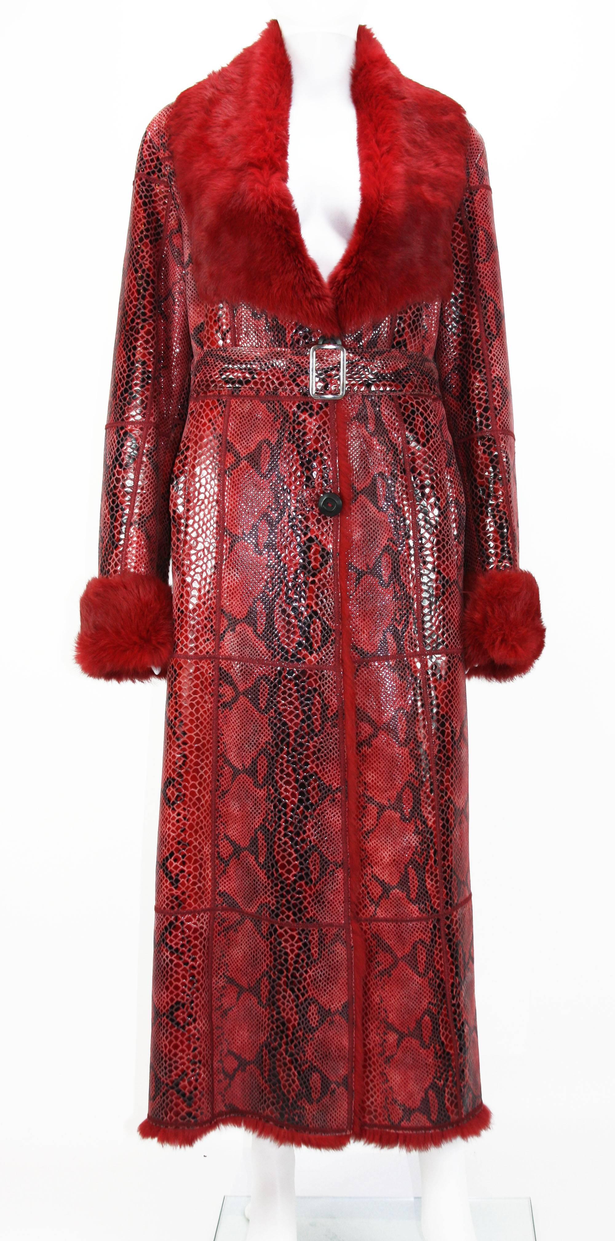 Roter langer Mantel mit Schlangenmuster. 
Vollständig gefüttert mit rotem Lapin (Kaninchen). 
Zwei Fronttaschen:: Gürtel. 
Italienisch Größe 46. 
Maße flach: 
Länge - 52 Zoll
Schultern - 18::5 Zoll. 
Brustumfang - 18/19 Zoll
Ärmel - bis zu 28 Zoll.
