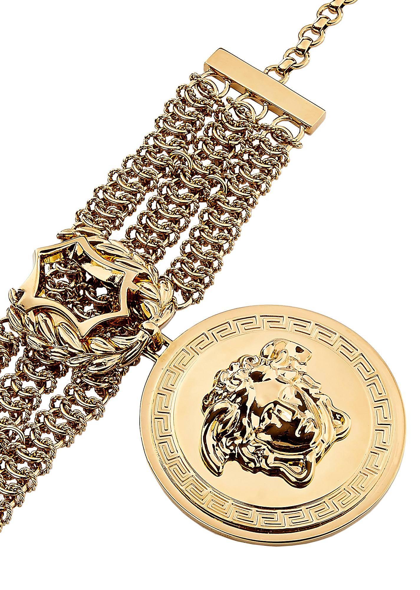   VERSACE

Take your accessorizing to a new level of luxury with this Iconic Medusa bracelet.

 

Gold-tone Chain Link Bracelet Medusa Charm in Center

Clasp Back Closure

Made in Italy

Diameter of the tag 2.5 inches

Brand new, with tags.
