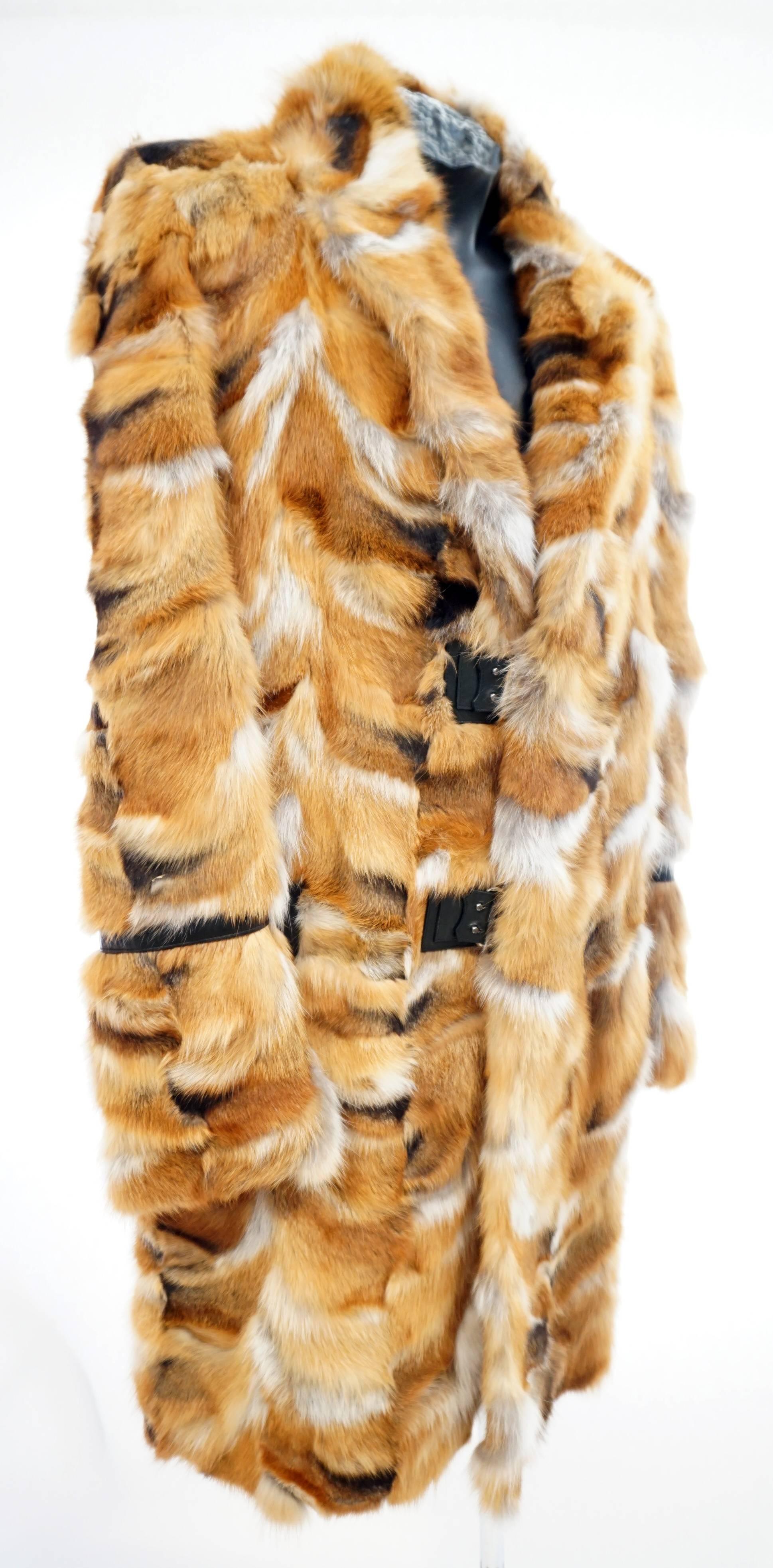 ROBERTO CAVALLI 

MEN'S FOX FUR COAT with LEATHER DETAILS

With its luxurious textures and chic style, this gorgeous coat will add a panache to any wardrobe. 

Measures:
shoulder to shoulder - 22