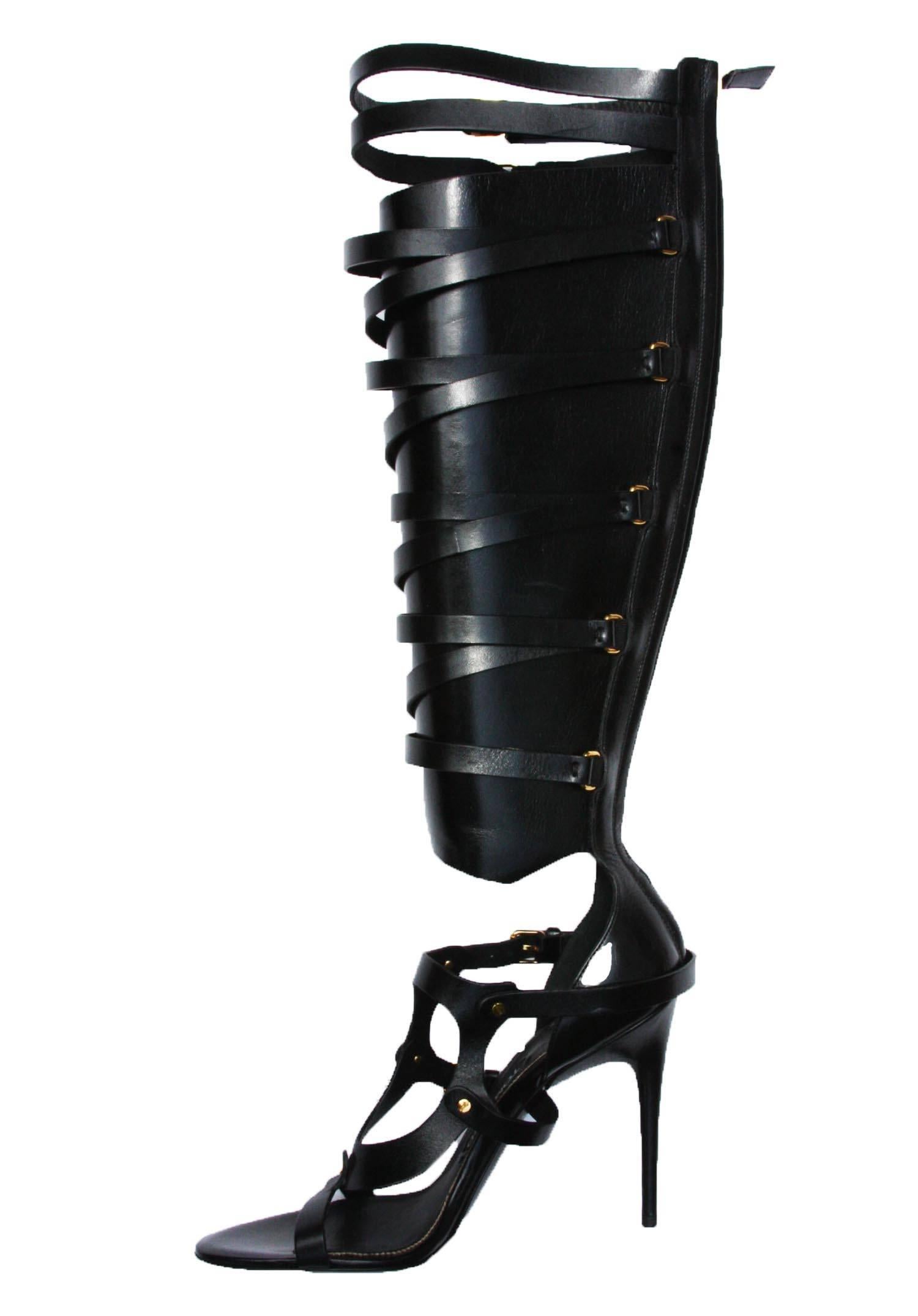New Tom Ford Black Strappy Buckled Gladiator Sandal Boots

Italian size 39.5

100 % Leather.

Golden hardware.

Buckled straps wrap around the shaft.

Open toe.

Back zip.

4 1/4