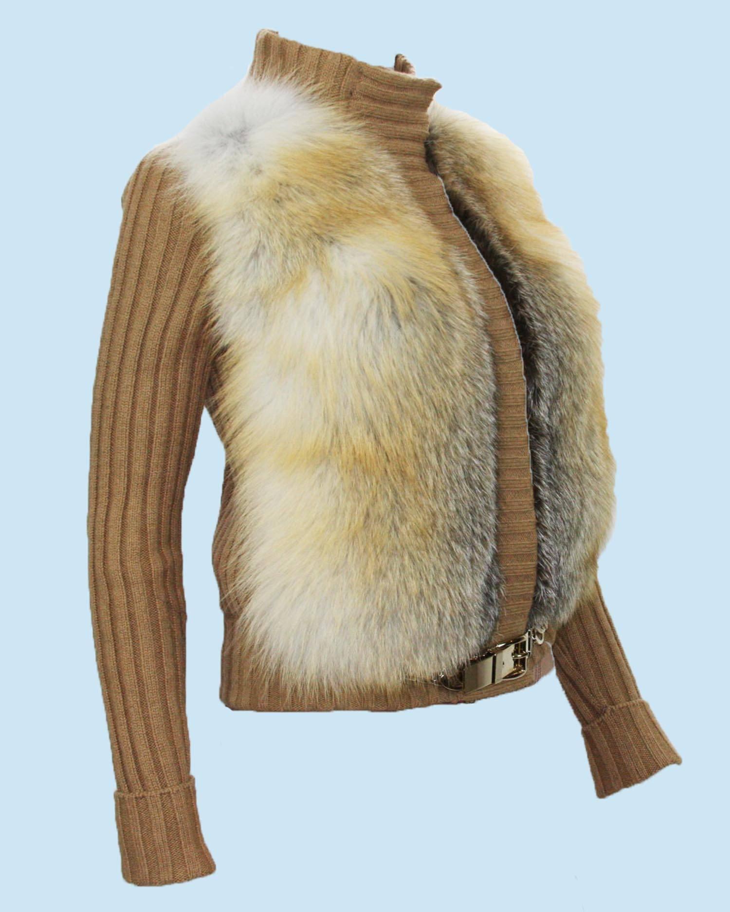 GUCCI KNIT CARDIGAN WITH FOX FUR

Beige knitted cardigan with Fox Fur from Gucci featuring a funnel neck with concealed front fastening and gold chain buckle detail to the front.

100% Camel Hair

Size S

The shoulders are 16 inches across
