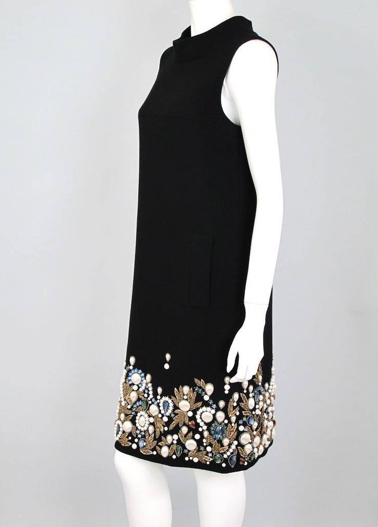 Oscar De La Renta Black Wool Cocktail Dress with Gem Embroidery size 6 In New Condition In Montgomery, TX