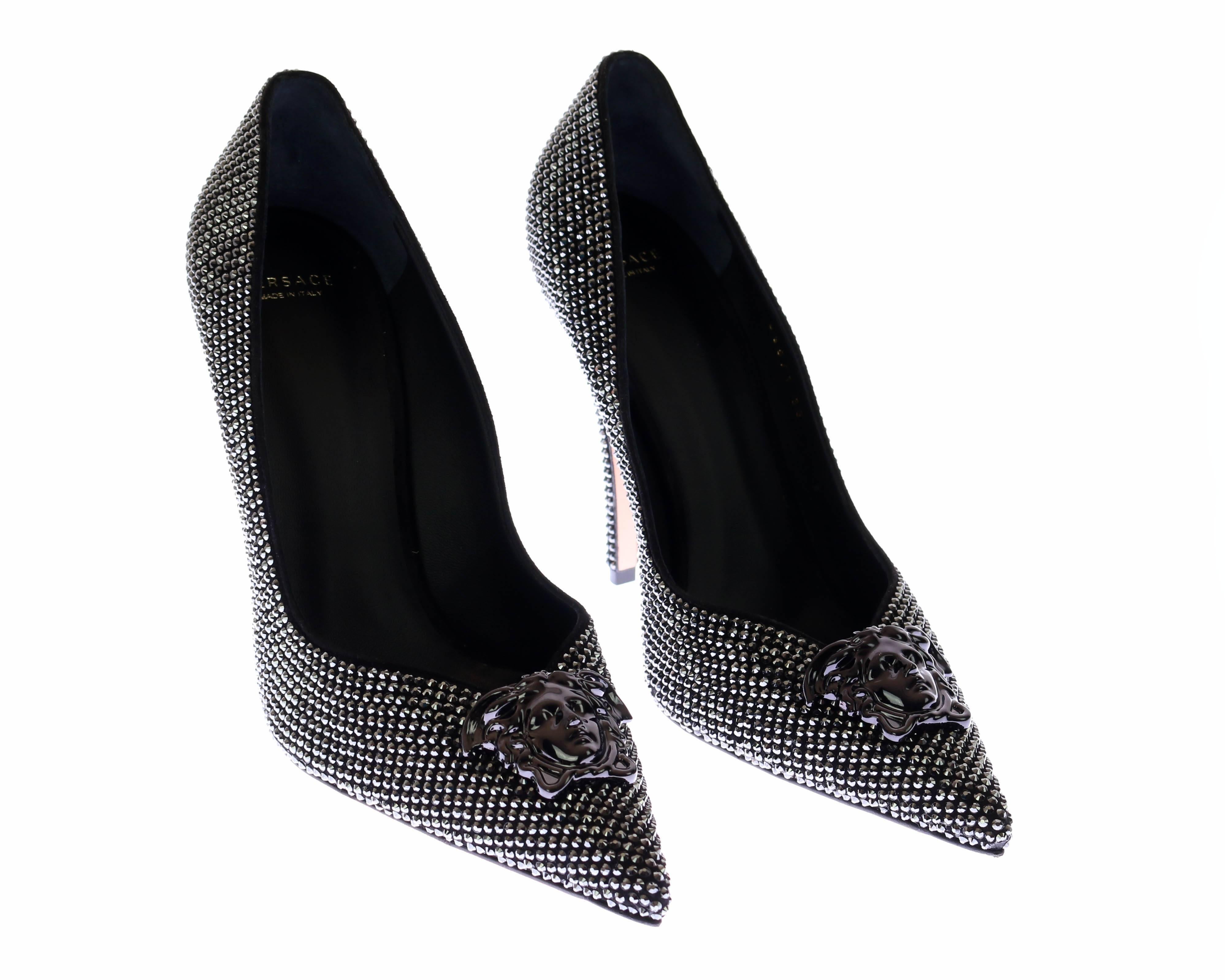 Versace 

Palazzo Pump

Color: Black

Fully covered with Swarovski crystals

Made in Italy

IT Size 39 - US 9

Brand new, in the box.

  