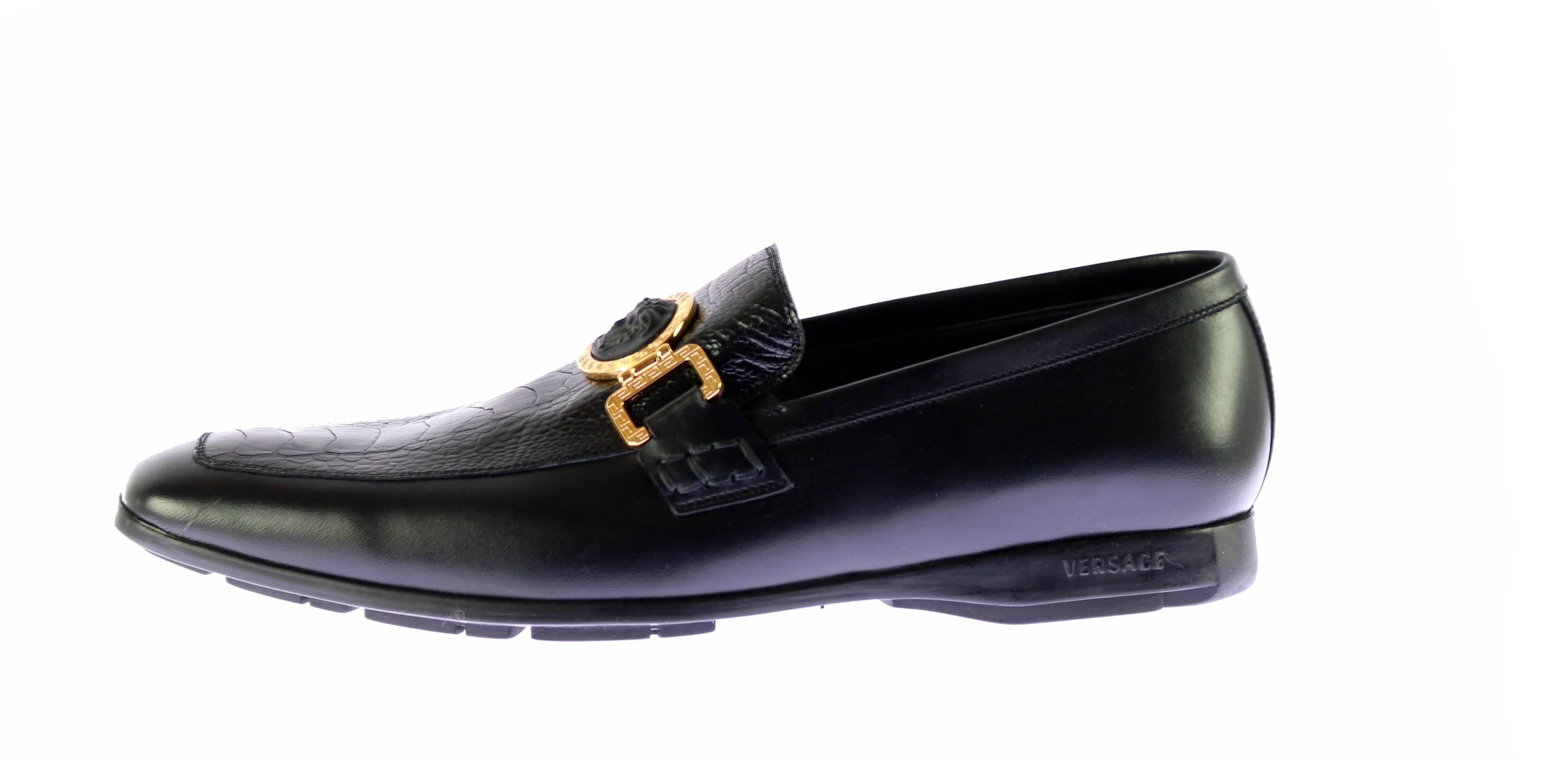 BRAND NEW 

VERSACE

City Shoe

Both casual and chic, these loafers are a great alternative to sneakers when off-duty.
      
Rubber sole loafers

Signature gold-tone buckle with Medusa, rubber sole

100% leather with ostrich detail

Lining: 100%