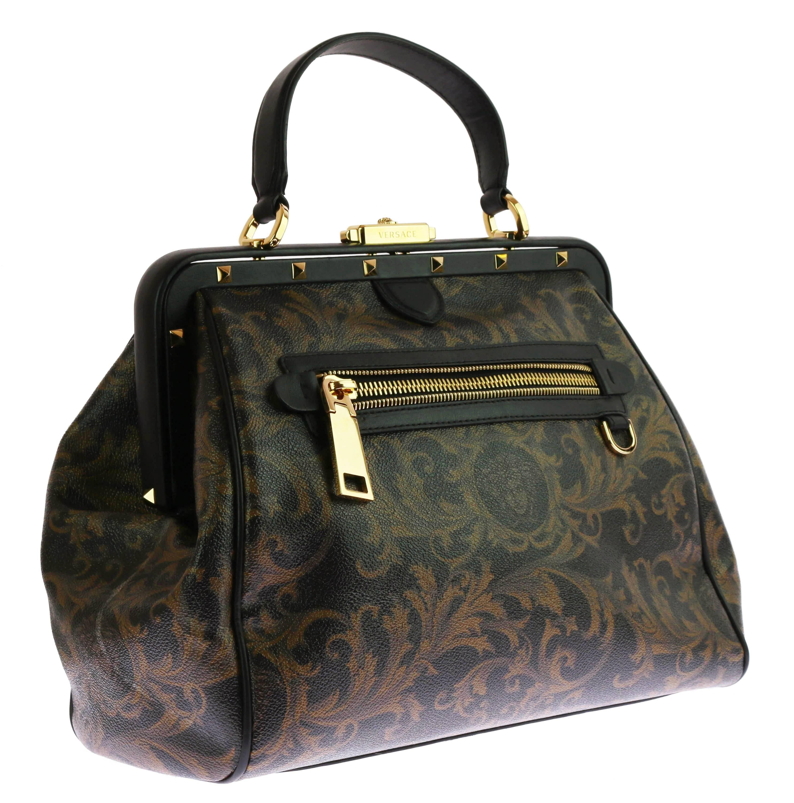 VERSACE

This Versace doctor bag features iconic barocco print

a detachable shoulder strap with lobster claw clasps, 

a detachable gold tone chain,

functional exposed zip, studded trim and four protective metal feet.

Interior features