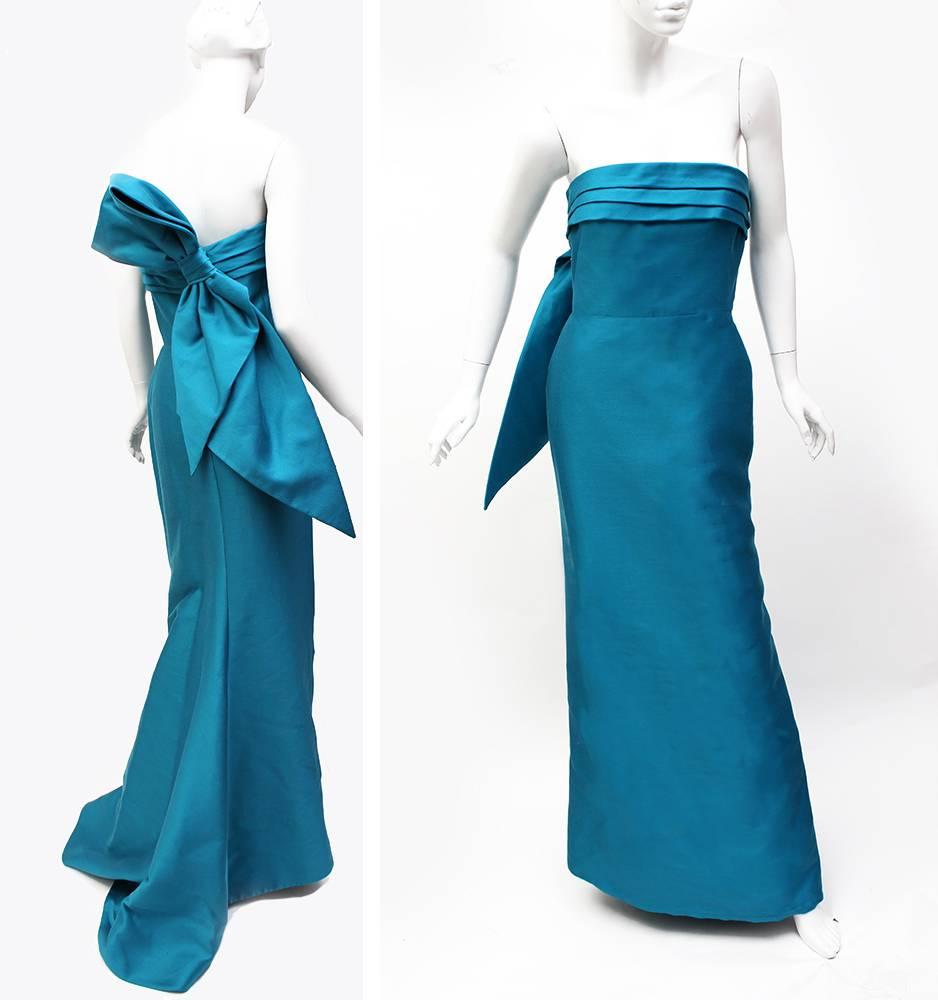 OSCAR DE LA RENTA 

This stunning gown has a lot of history. Penelope and Natalia wore it on the red carpet. 

Also, it was photographed by Annie Leibovitz for Vogue.

Very rare and highly collectible.

Size 6

Color: Blue

Shell: 93%