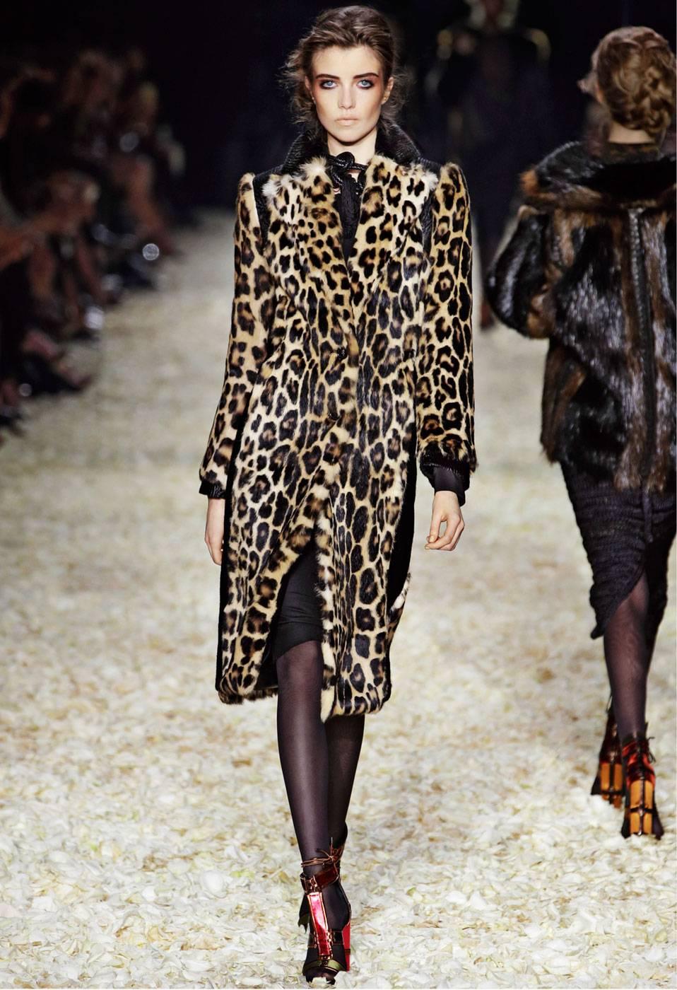 TOM FORD PRINTED LEOPARD COAT with EMBOSSED PONY FRAME

Rabbit

IT size 38 

New, with tags.