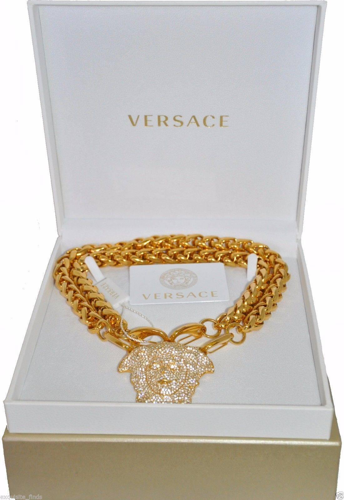   VERSACE

  
VERSACE GOLD DOUBLE CHAIN NECKLACE WITH CRYSTAL EMBELLISHED MEDUSA

This beautiful and luxurious accessory is an instant classic.

Gold plated

Display Model. Minor scratches.