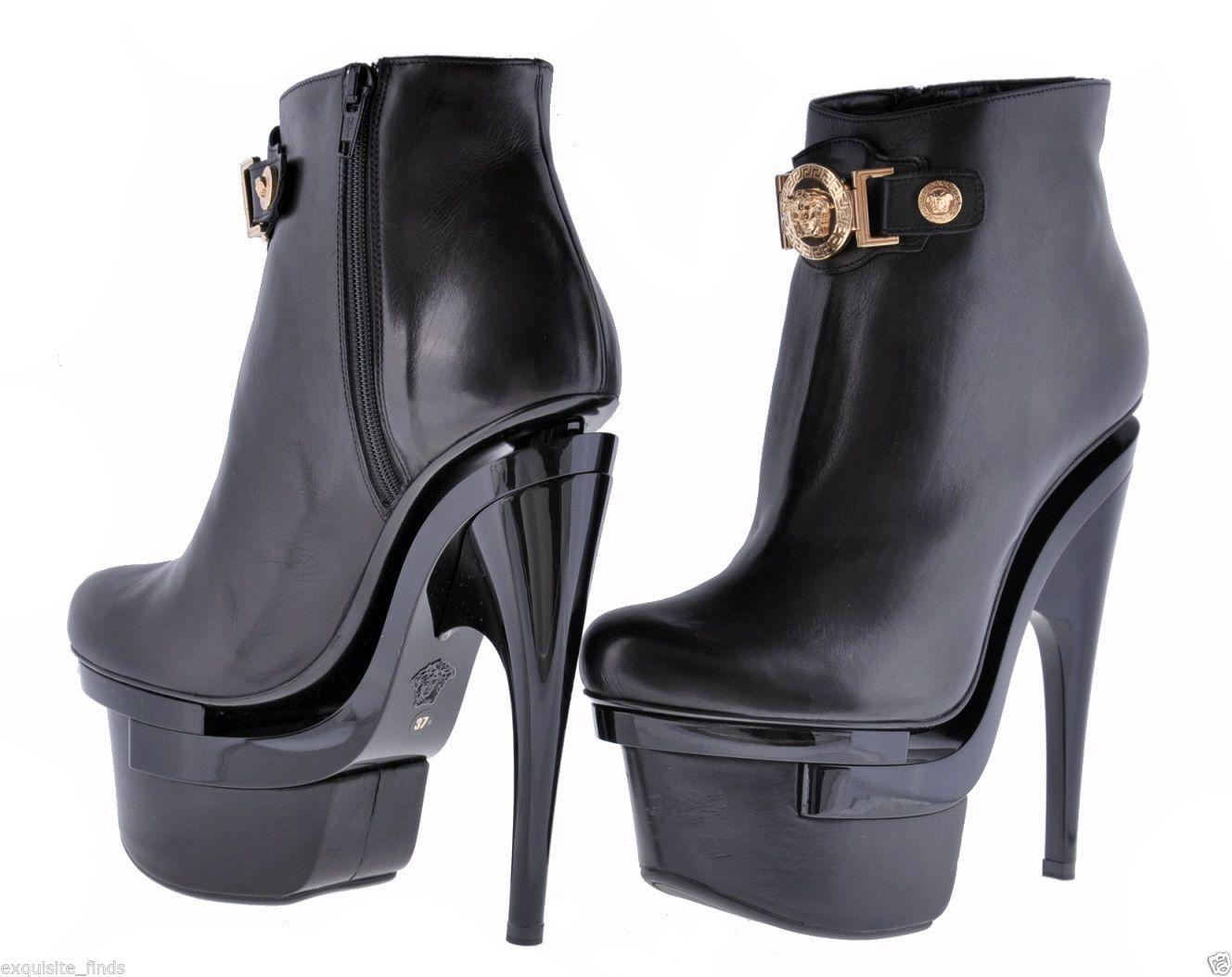 VERSACE SIGNATURE TRIPLE PLATFORM BOOTS

These Signature booties are not ordinary shoes. 

Towering heels and a sculptural platform add glamour even to a simple outfit. 

IT Sizes: 35.5, 36, 36.5, 37.5, 38, 38.5, 39.5, 40, 40.5, 41

Made in