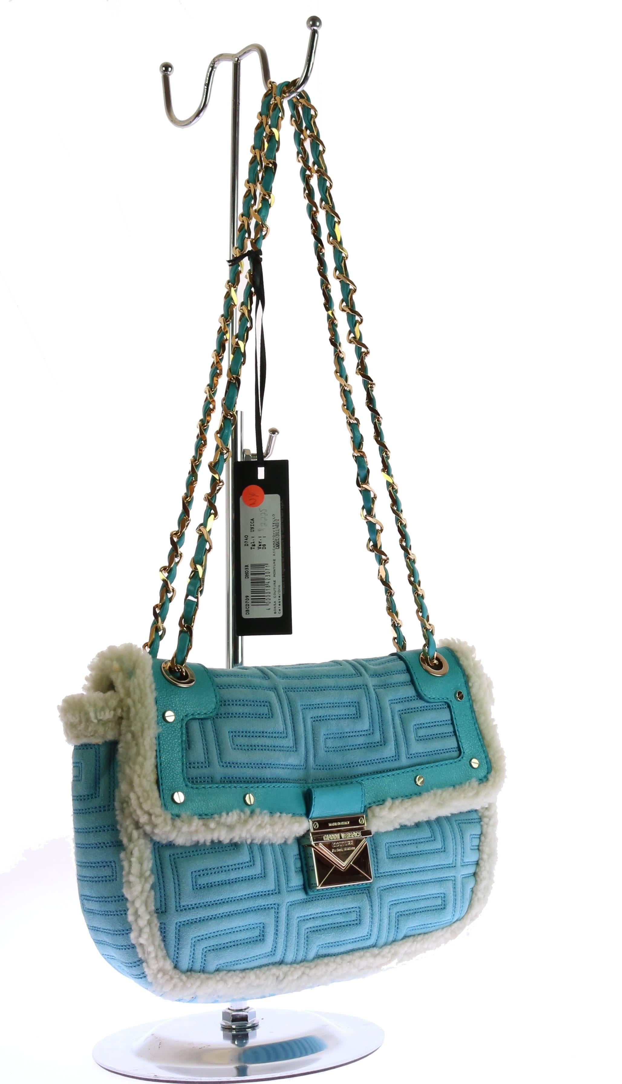GIANNI VERSACE COUTURE

Quilted  shearling leather shoulder bag with geometric design, small golden metal studs and details, 

golden metal chain and blue leather shoulder strap, 

 golden metal tongue with logo. 

Shearling lining, with